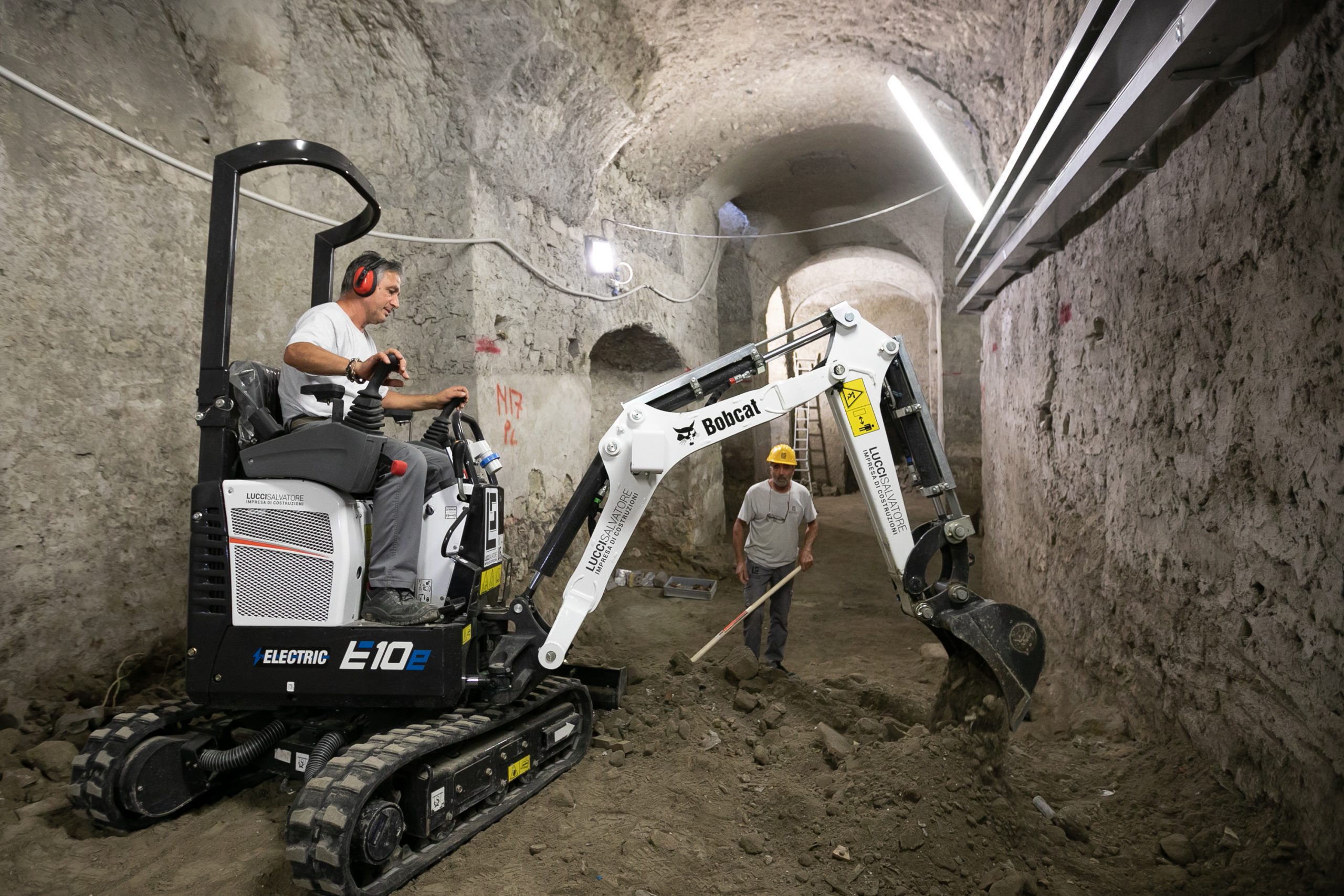 Bobcat punta ai cantieri speciali con il suo E10e