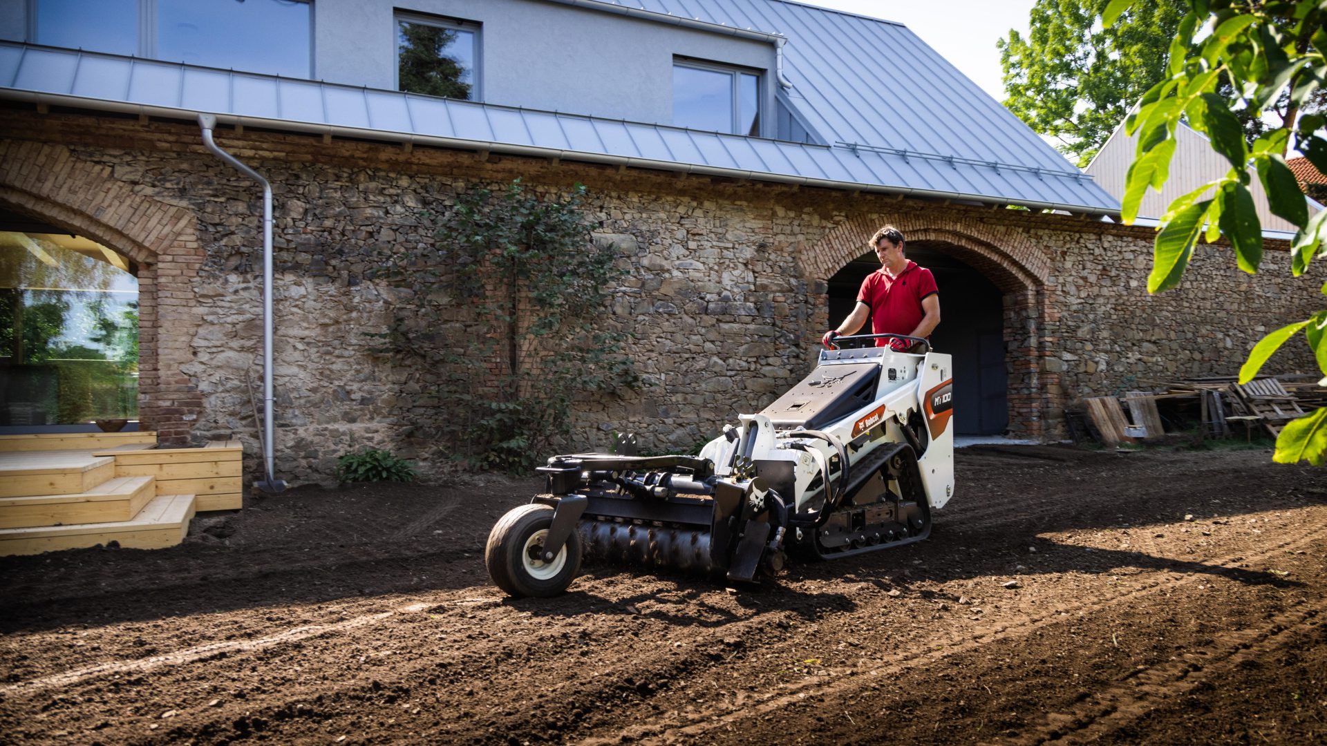 La Bobcat MT100 permette di ridurre molti lavori manuali