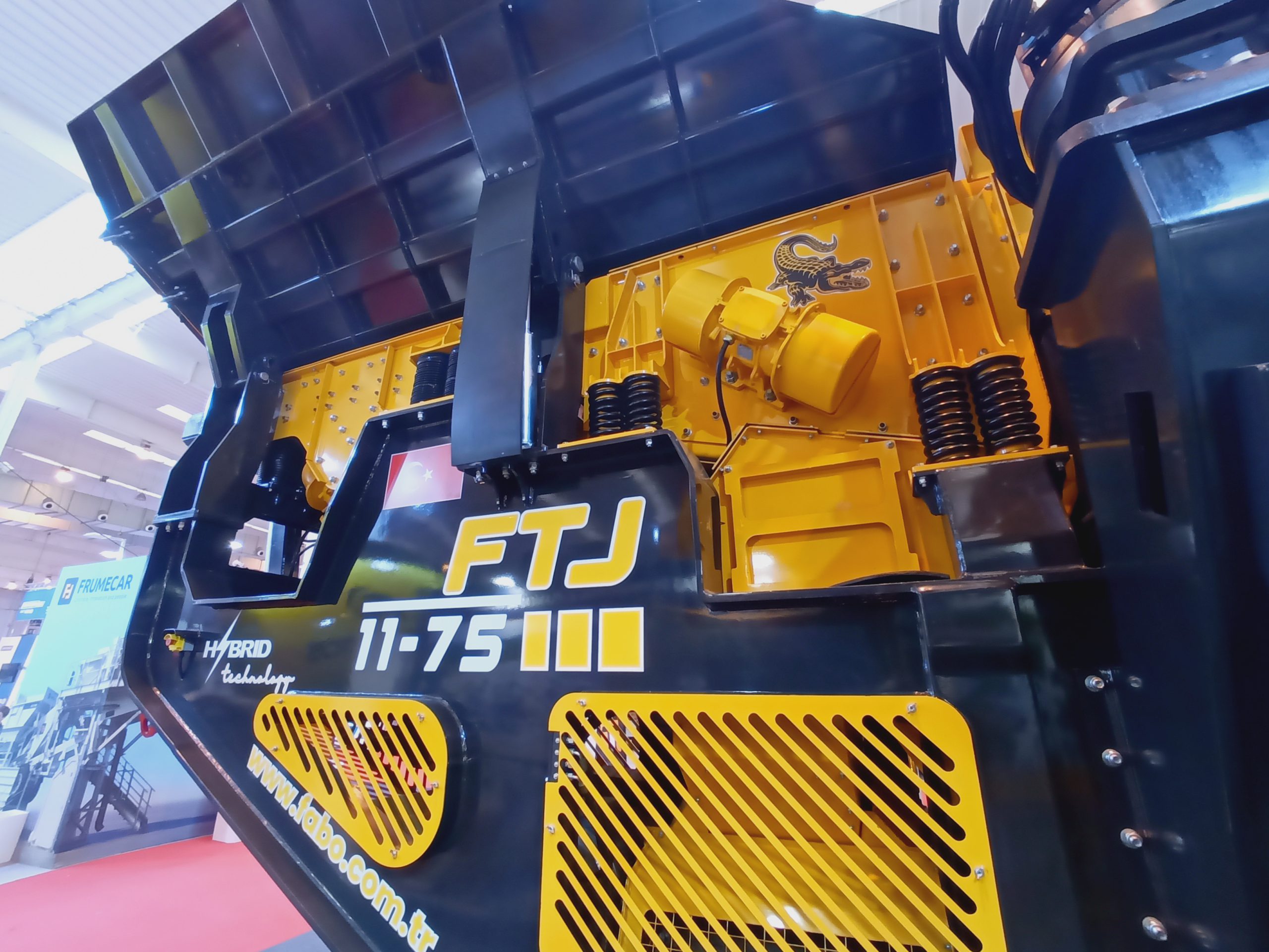 Il frantoio mobile FTJ 11-75 è una macchina da 52 tonnellate di peso operativo