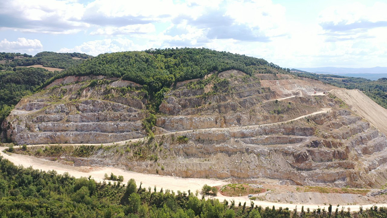 Develon ha consegnato il primo DA45-7 nella cava di gesso di Roccastrada