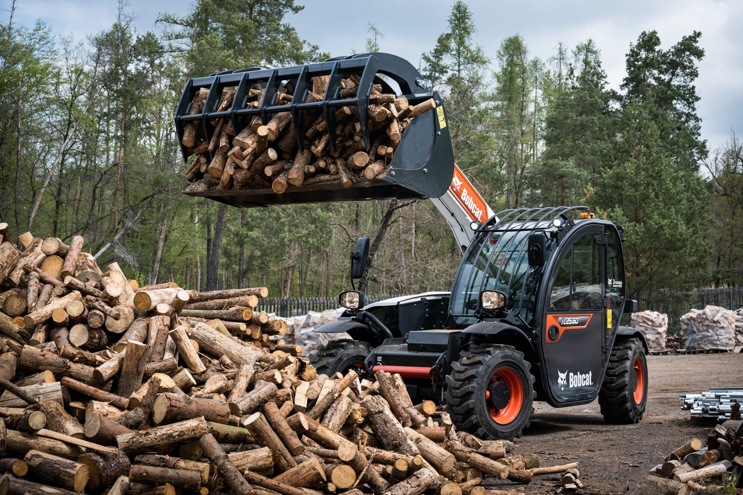 BOBCAT ha ampliato la sua gamma di pinze forestali