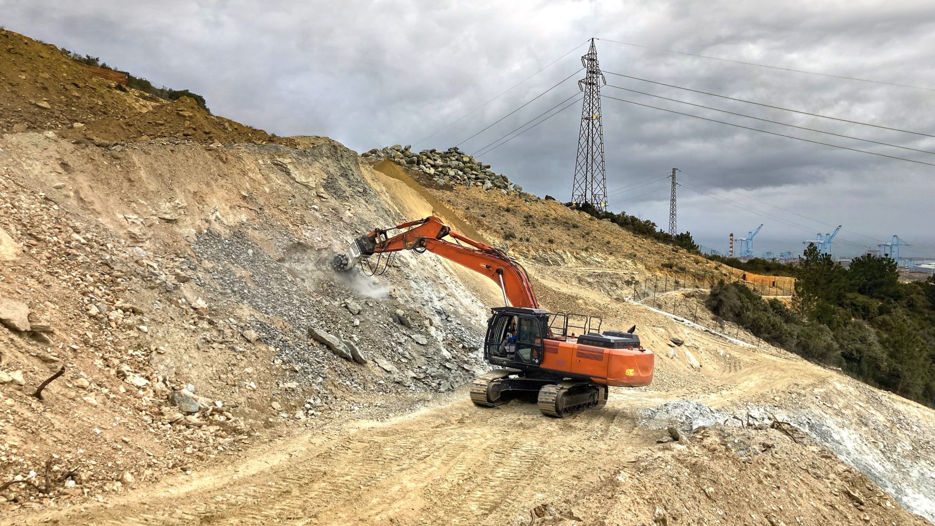 La gamma Simex TF permette di avere fronti di lavoro regolari nell'estrazione in cava