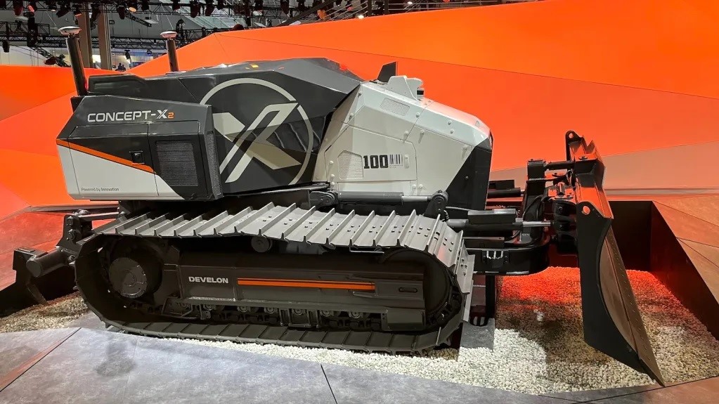 La presenza del dozer autonomo Develon ha segnato una chiara presenza di gruppo