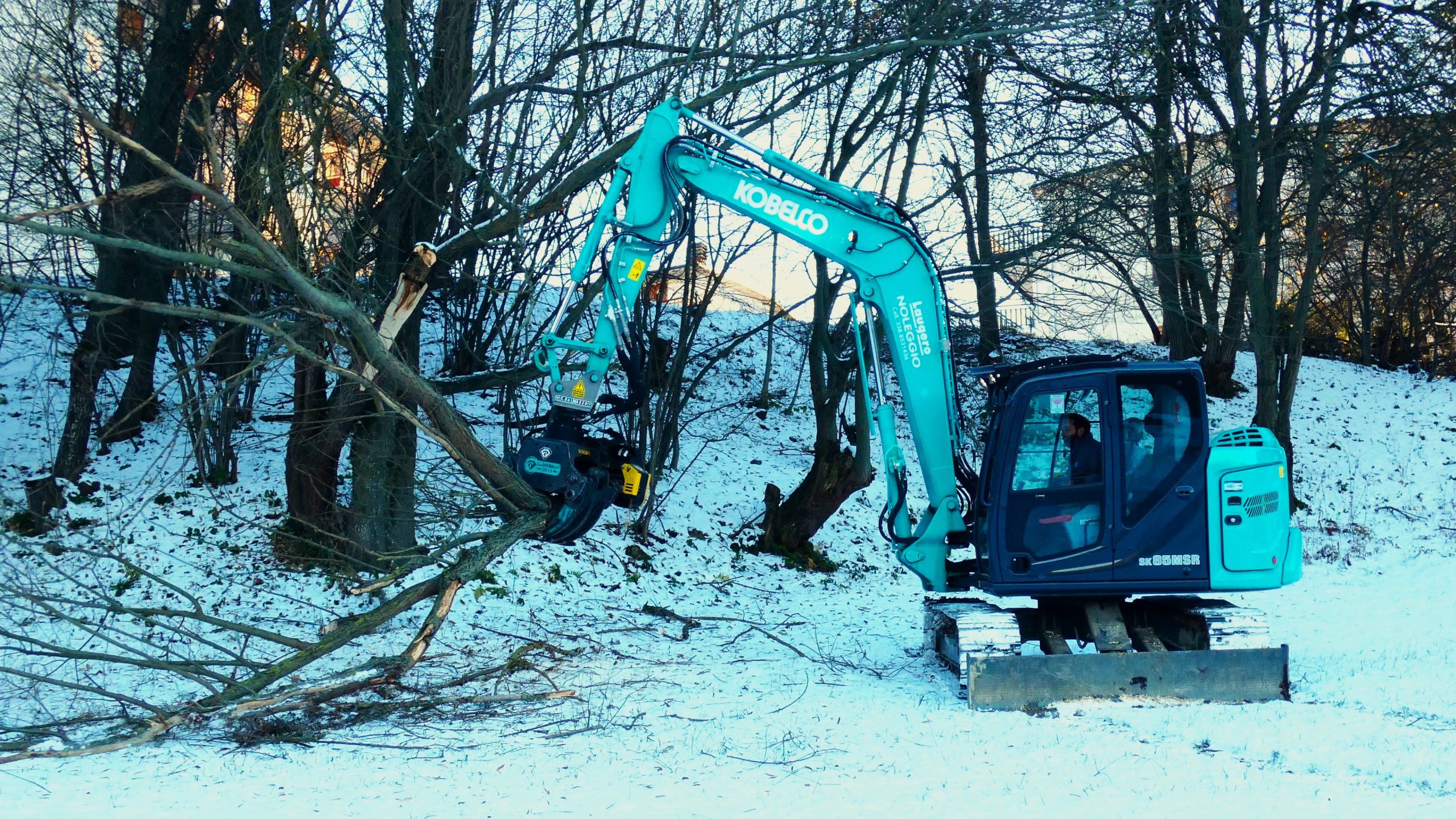 Kobelco fornisce il suo SK85MSR-7 sia con braccio mono che triplice