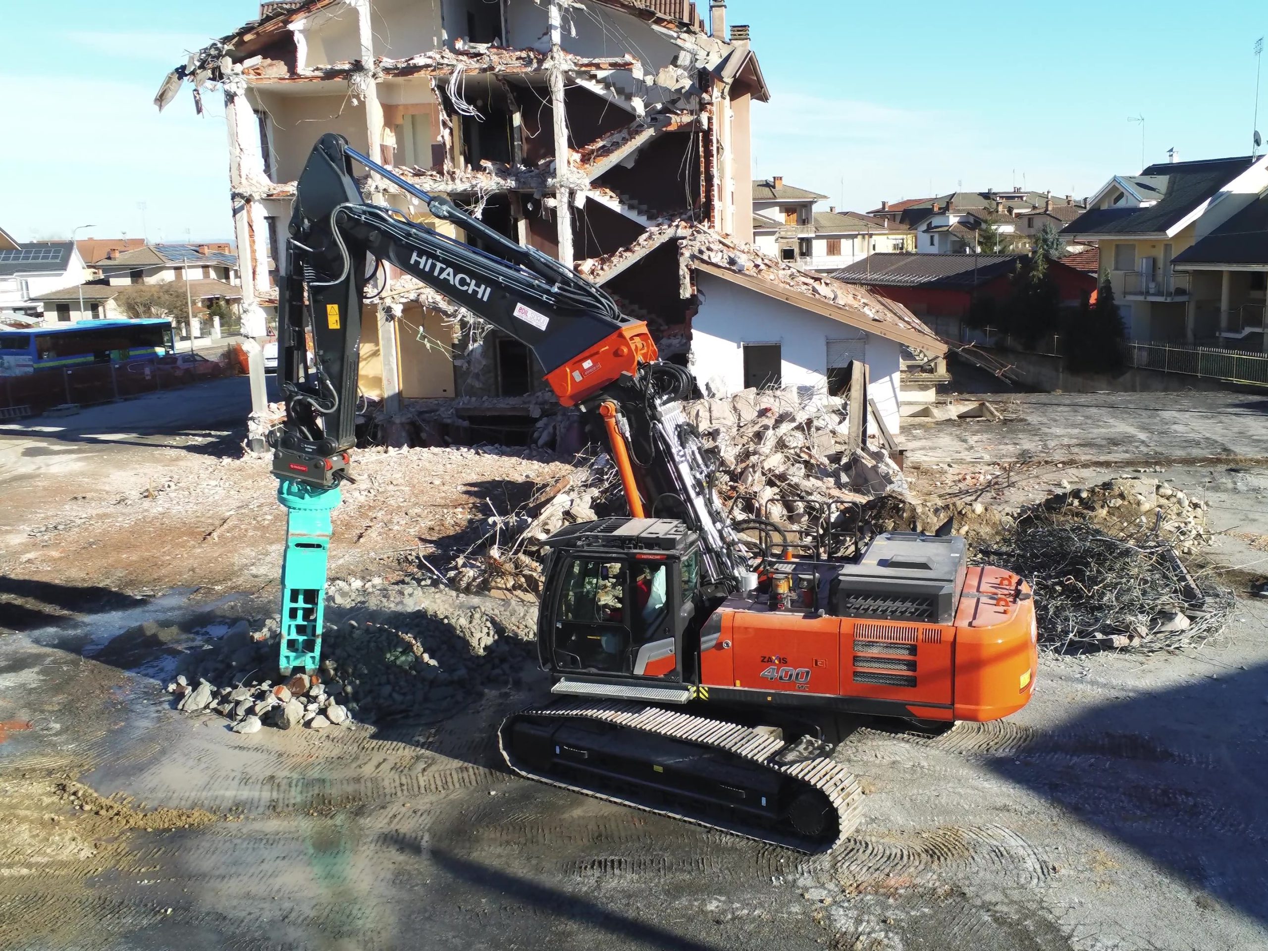 La dotazione con braccio scavo fa parte dell'allestimento del nuovo Hitachi ZX400Mc-7 acquistato dalla EDIL-Scavi