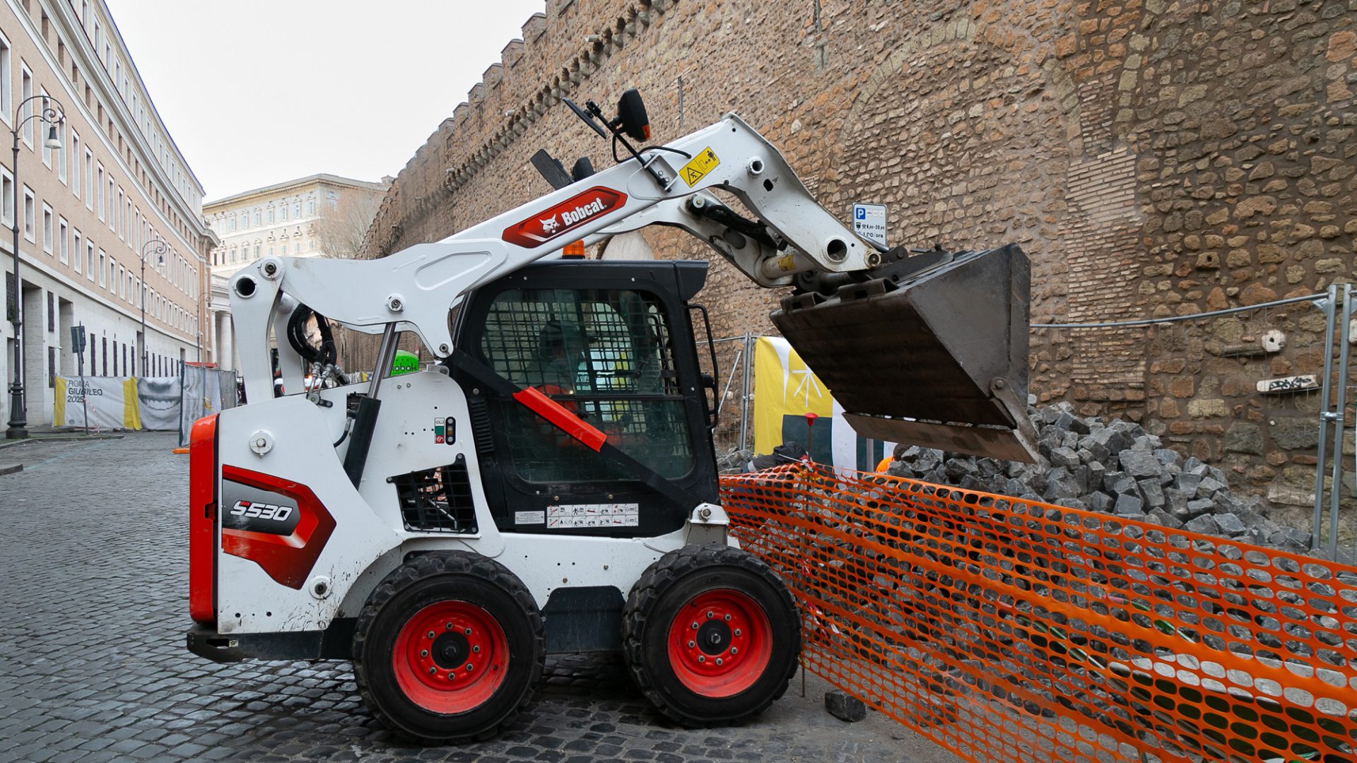 La Bobcat S530 cura tutta la logistica delle rimozione della pavimentazione