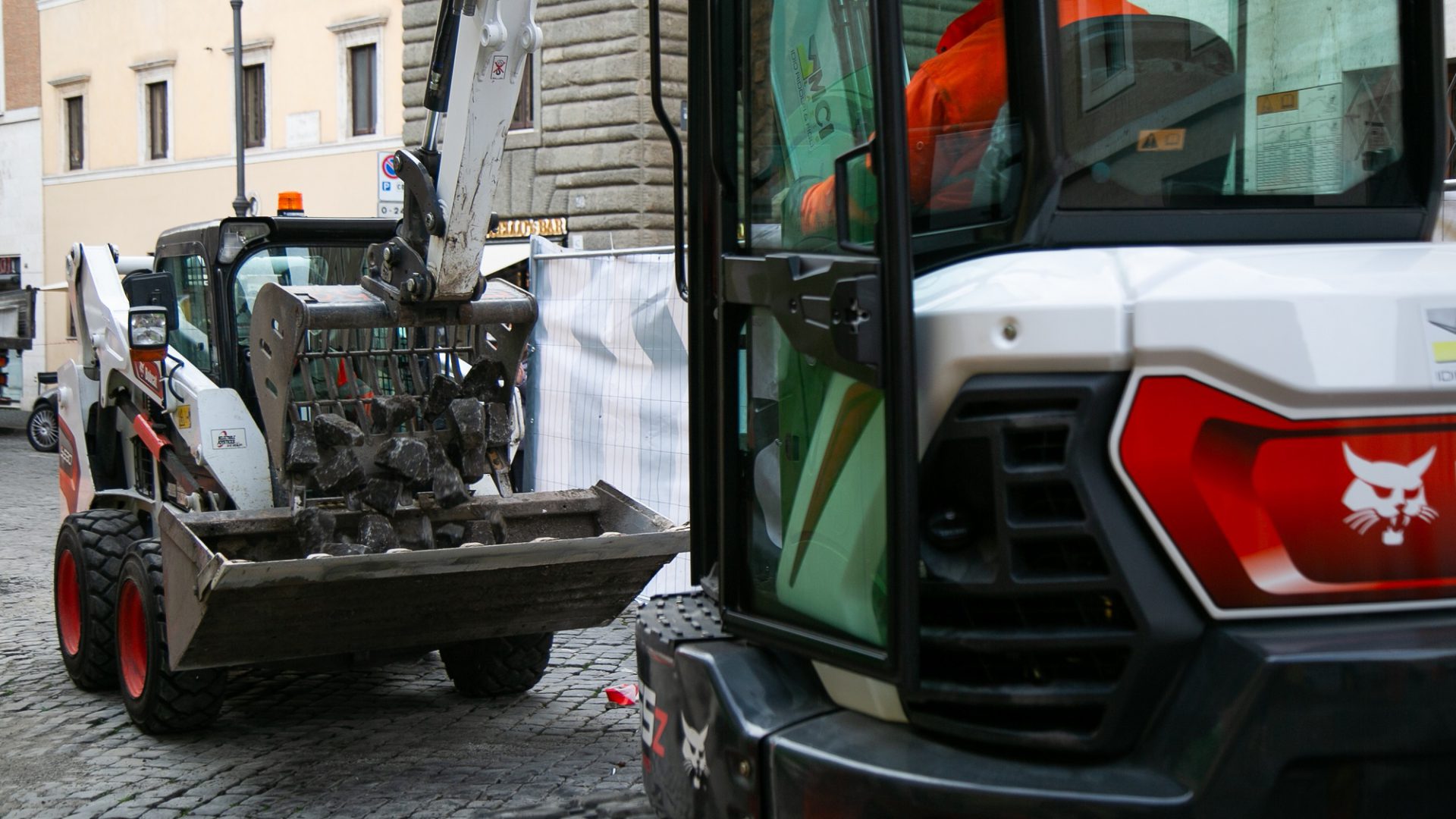 Il Bobcat E55z si occupa di tutta la rimozione della pavimentazione 