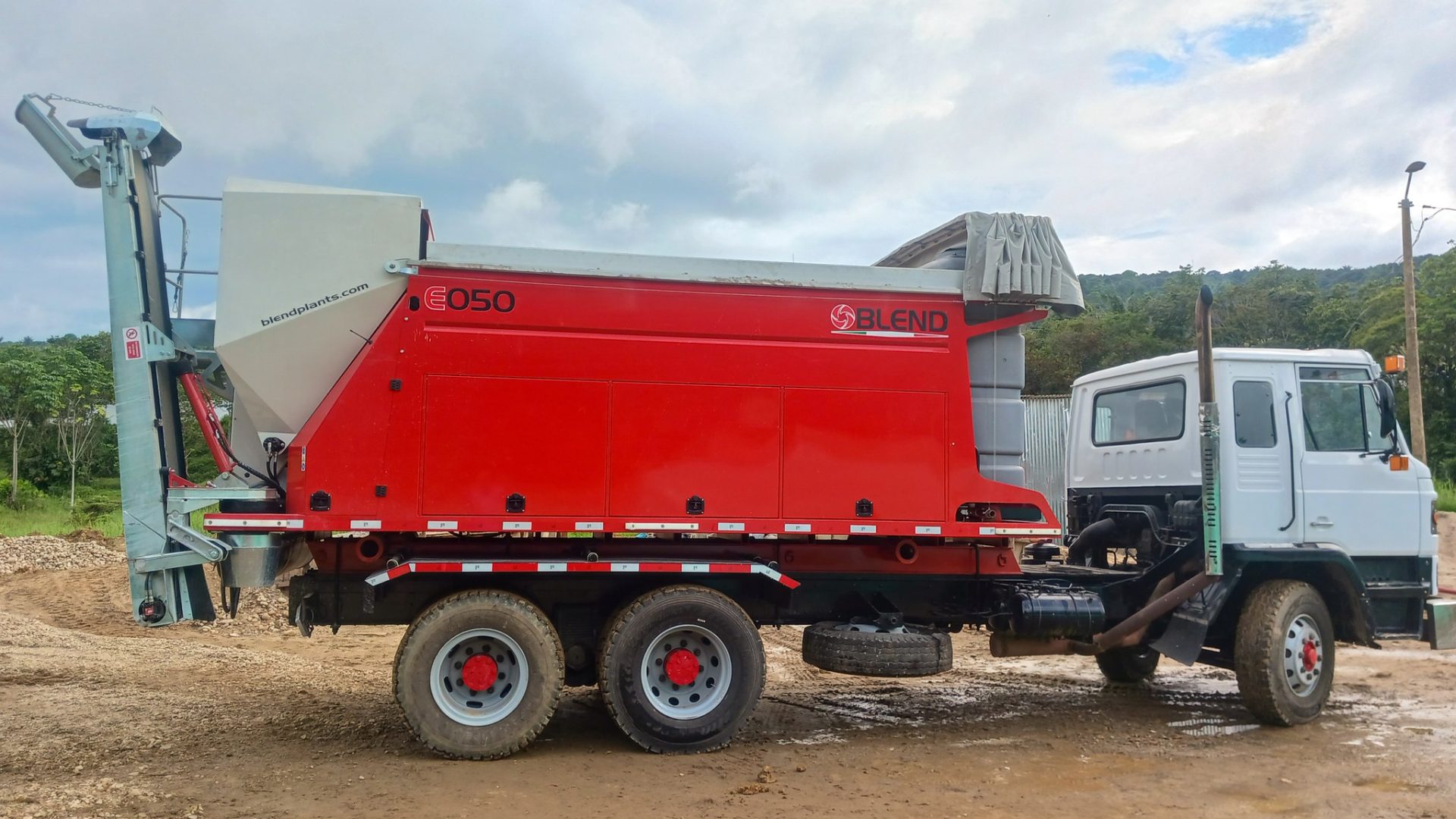 In Colombia si lavora con un E050 su autocarro 6x4