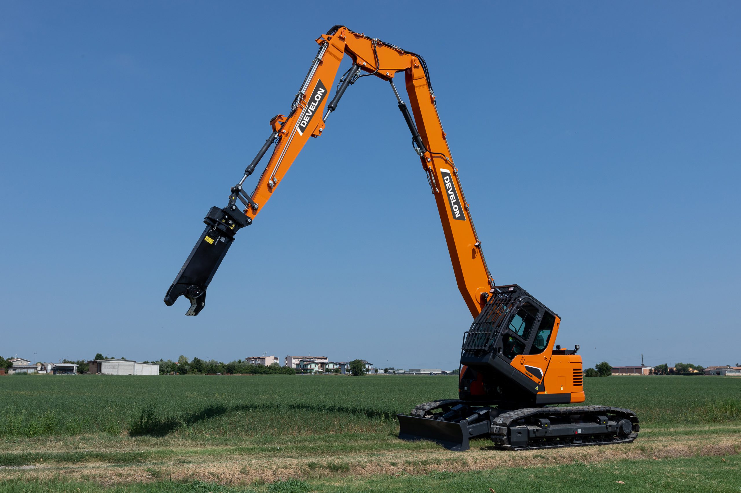 DEVELON presenta il nuovo DX140RDM-7, compatto per demolizioni