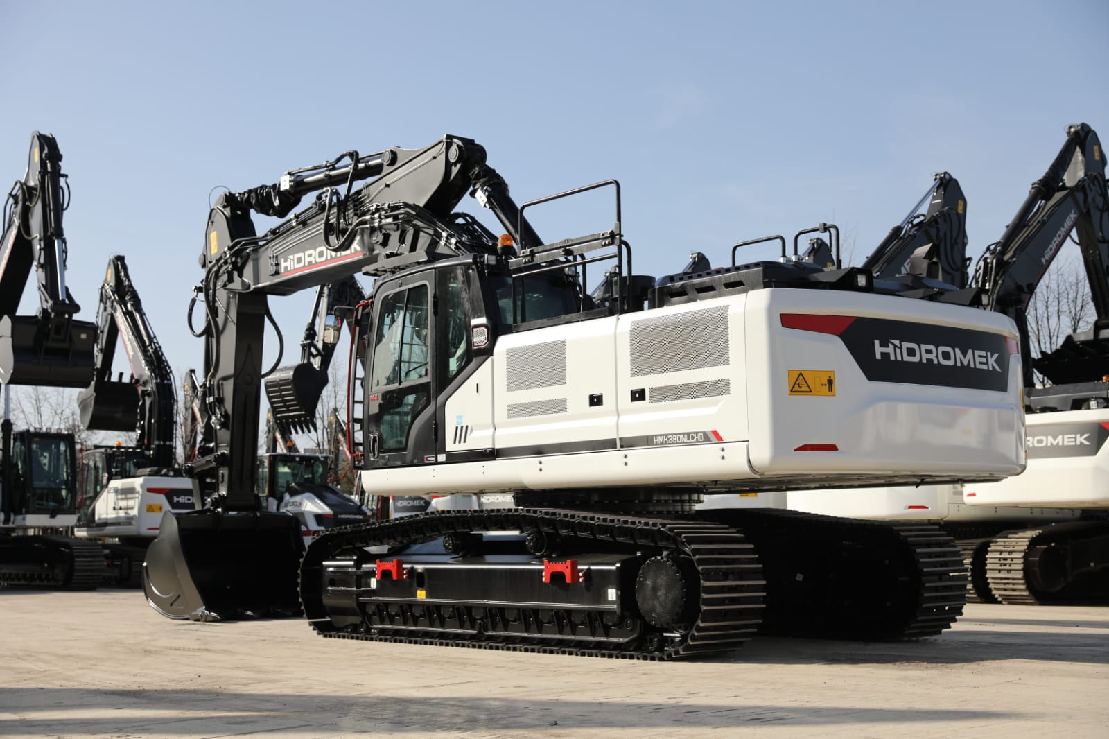 HIDROMEK presenta ad Intermat la versione triplice del suo HMK390NLCHD