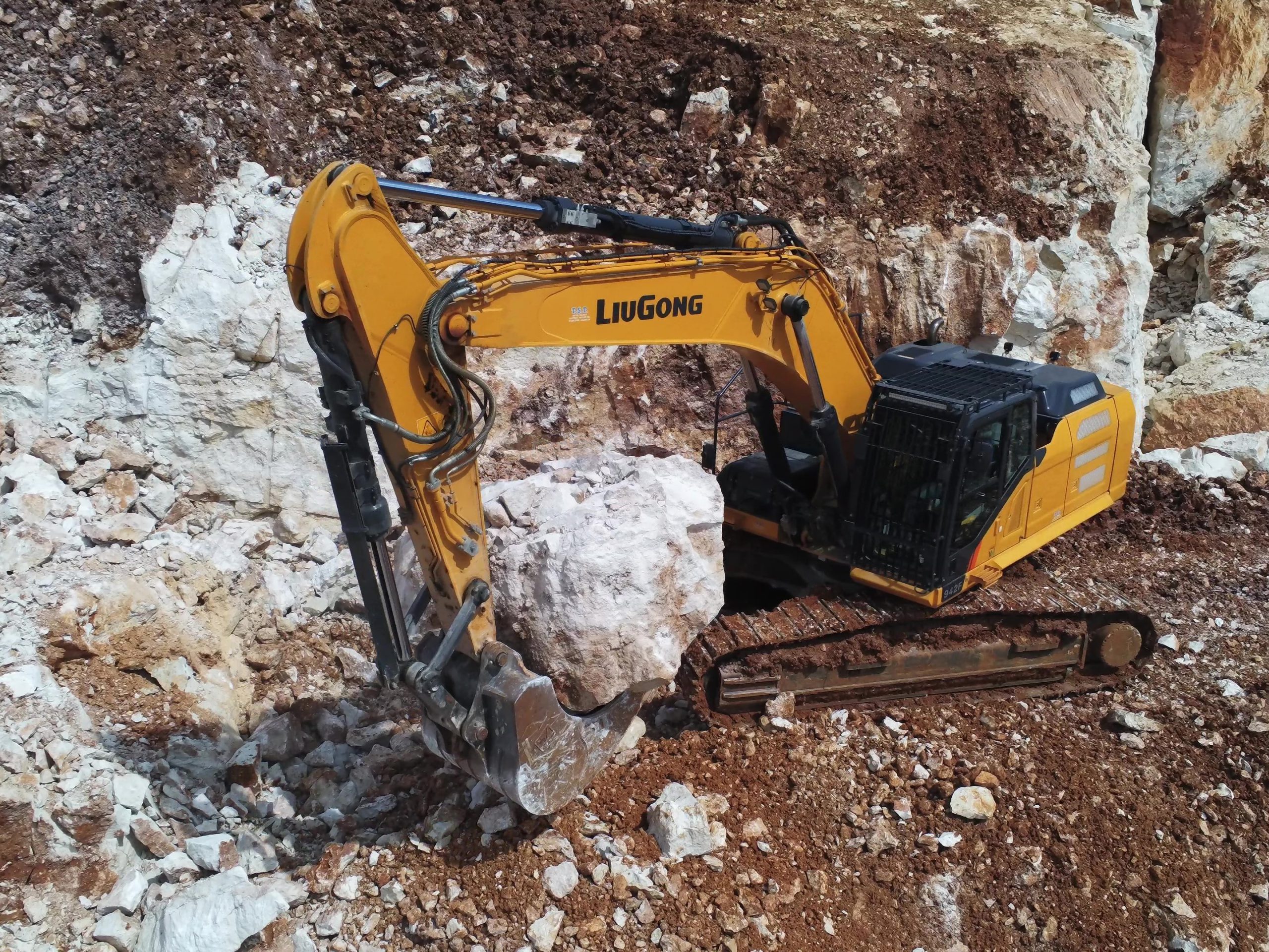 Il 942F è uno degli escavatori idraulici più indirizzati verso il lavoro di cava