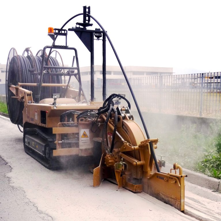 Il trencher a disco cingolato più piccolo della Tonello Servizi è il Tesmec 300