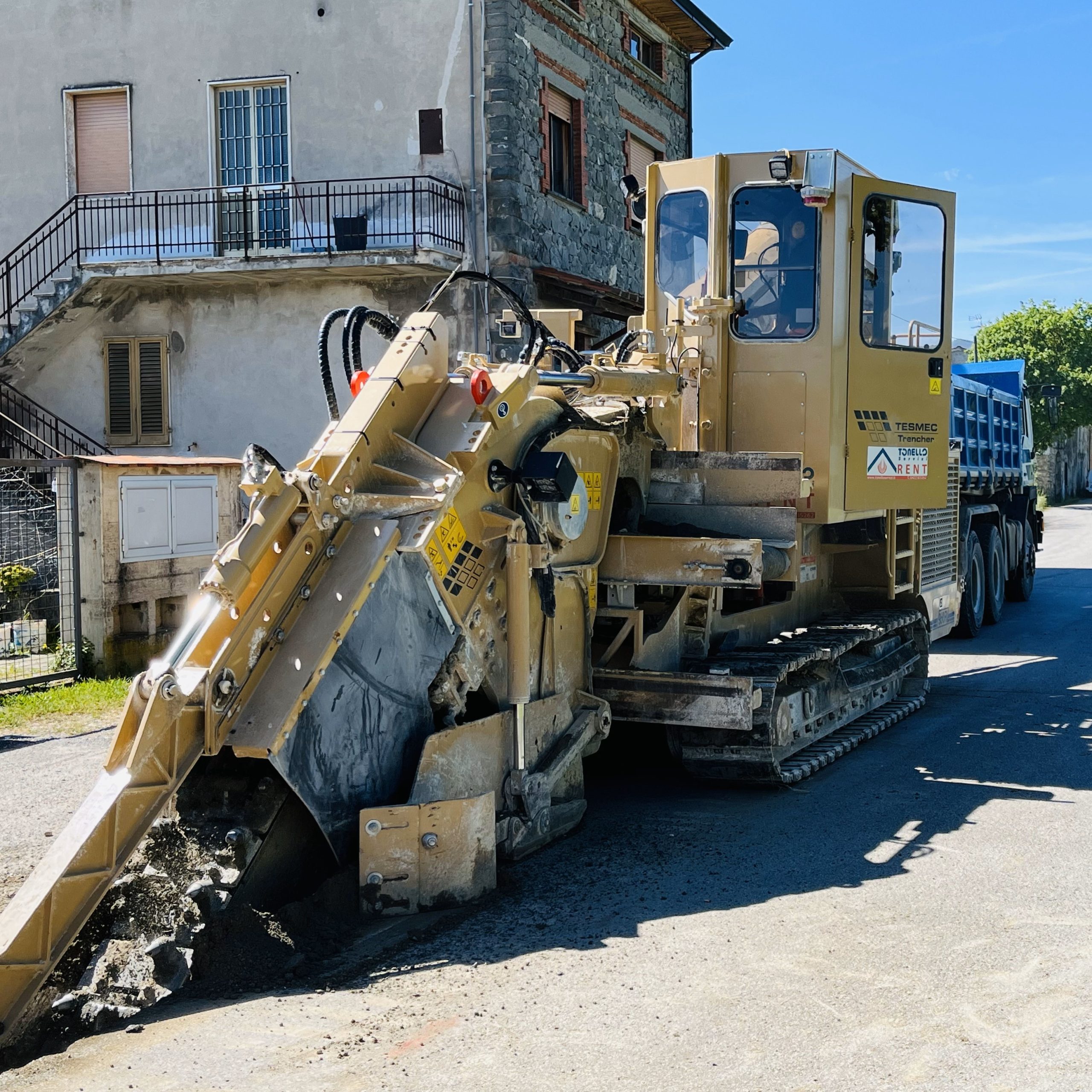 La Tonello Servizi impiega anche una Tesmec 950R nel proprio parco macchine