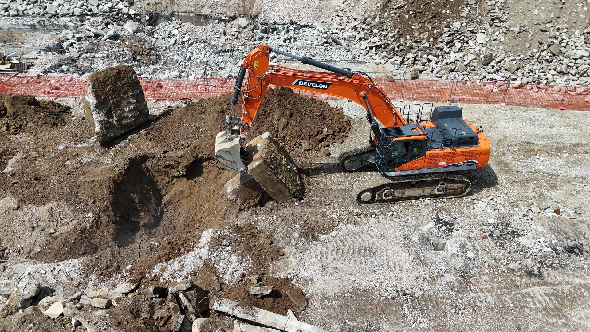 Il DX530LC-7 di Attività di Recupero Srl si occupa delle operazioni più gravose nel cantiere di Arese