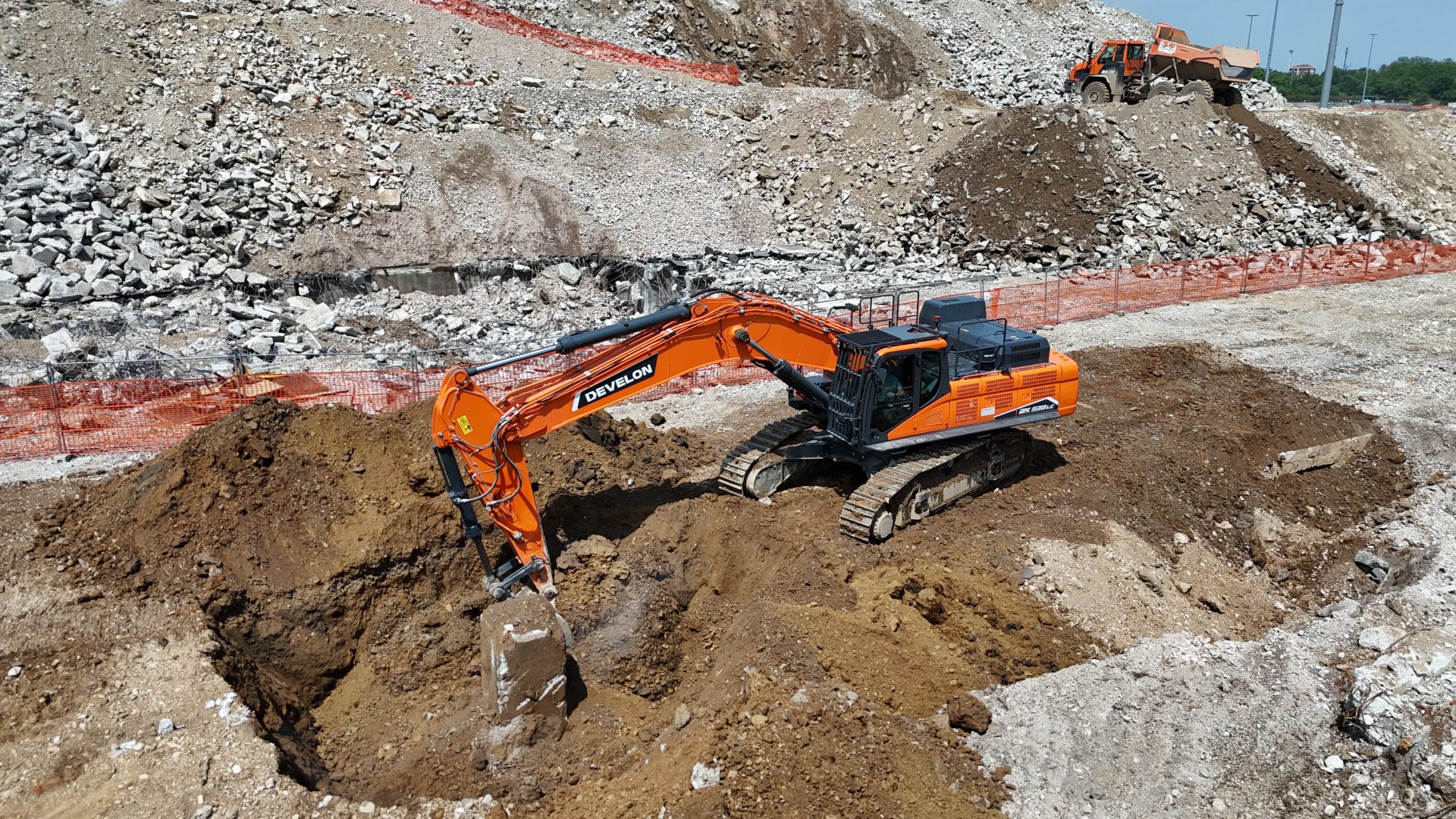 Il Develon DX530LC-7K è un escavatore che presidia la fascia delle 50 tonnellate