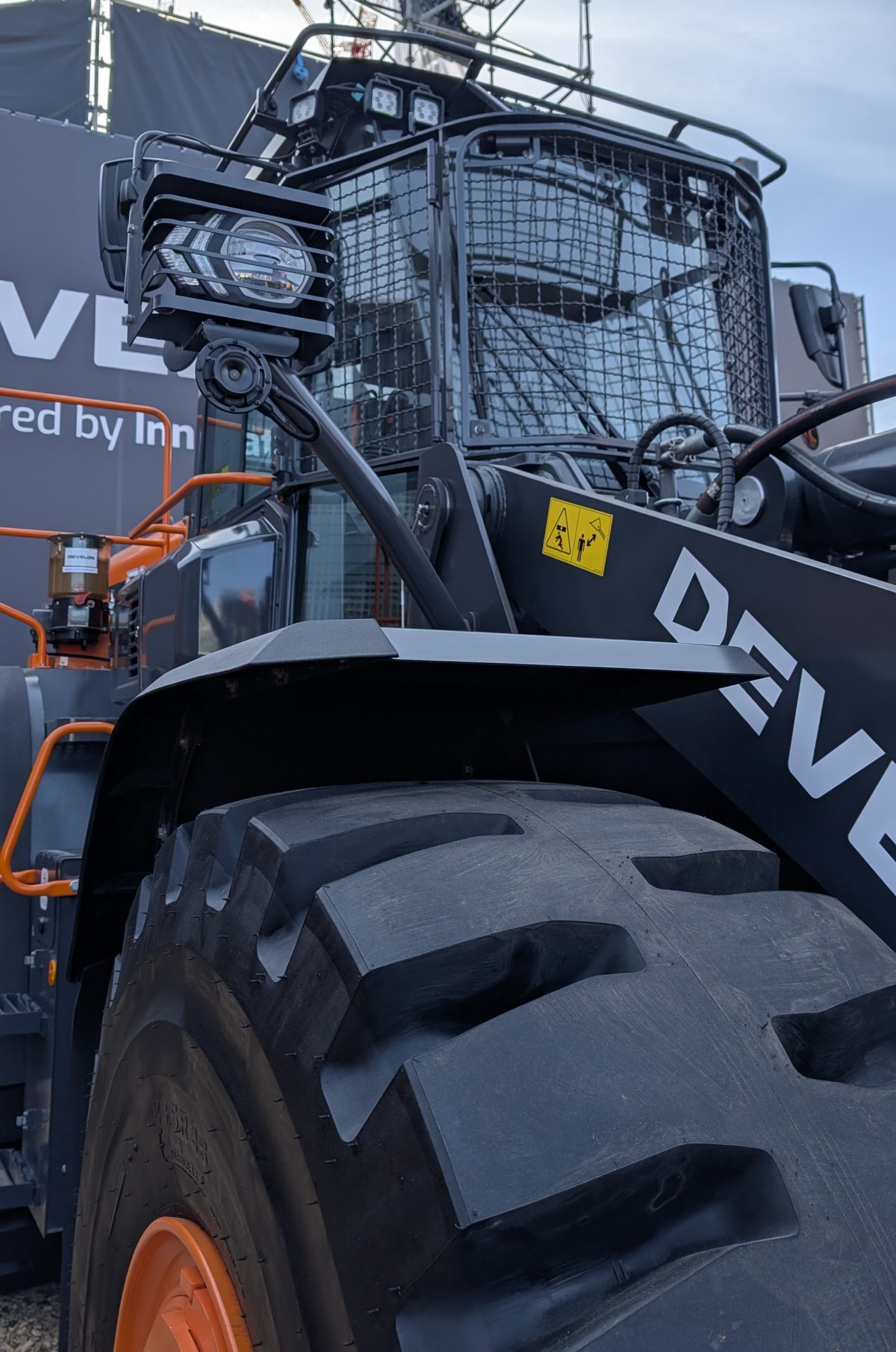 DEVELON prevede anche robuste griglie di protezione frontale