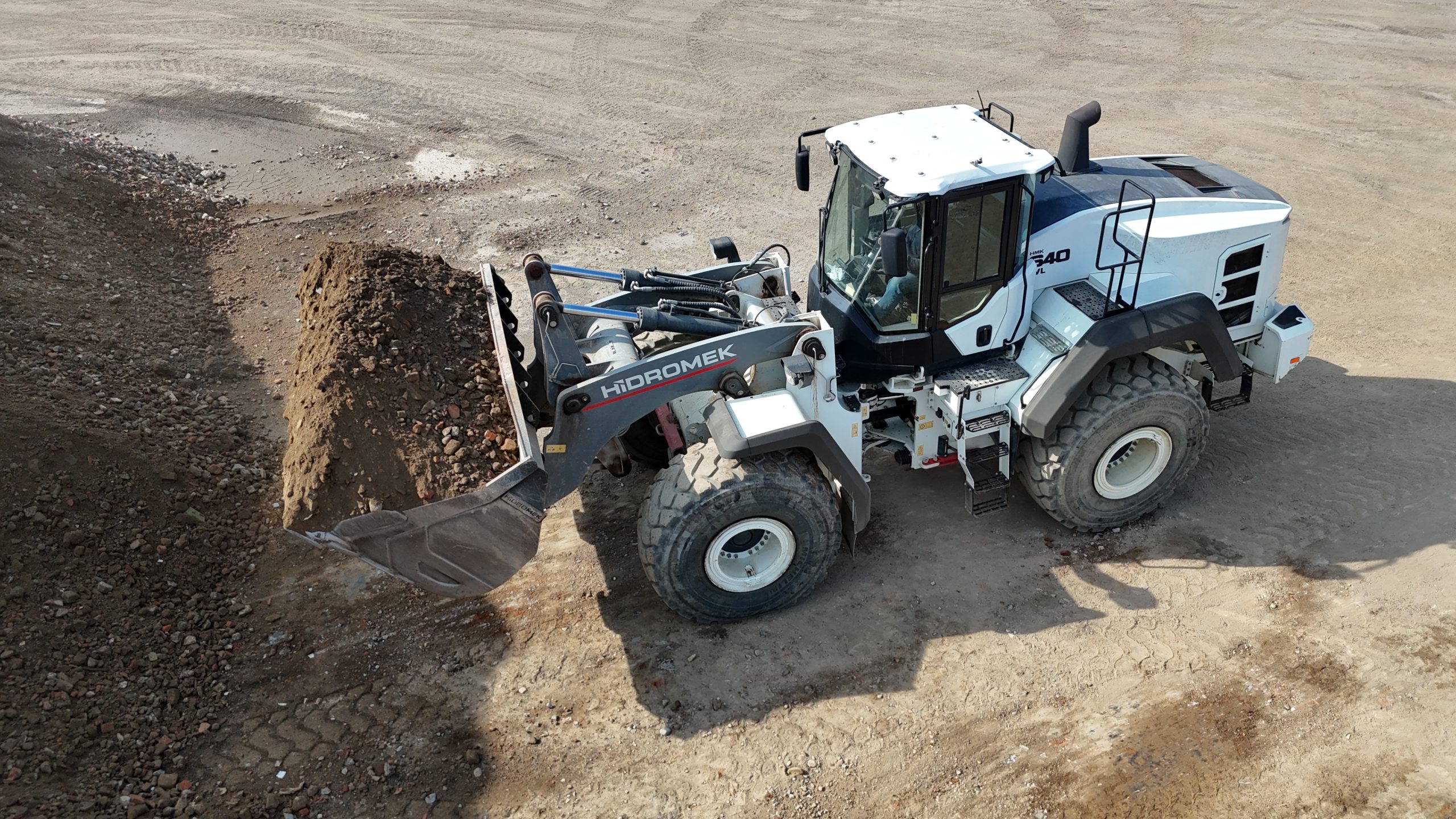 La HMK640 WL è una pala gommata da 26 tonnellate di peso operativo