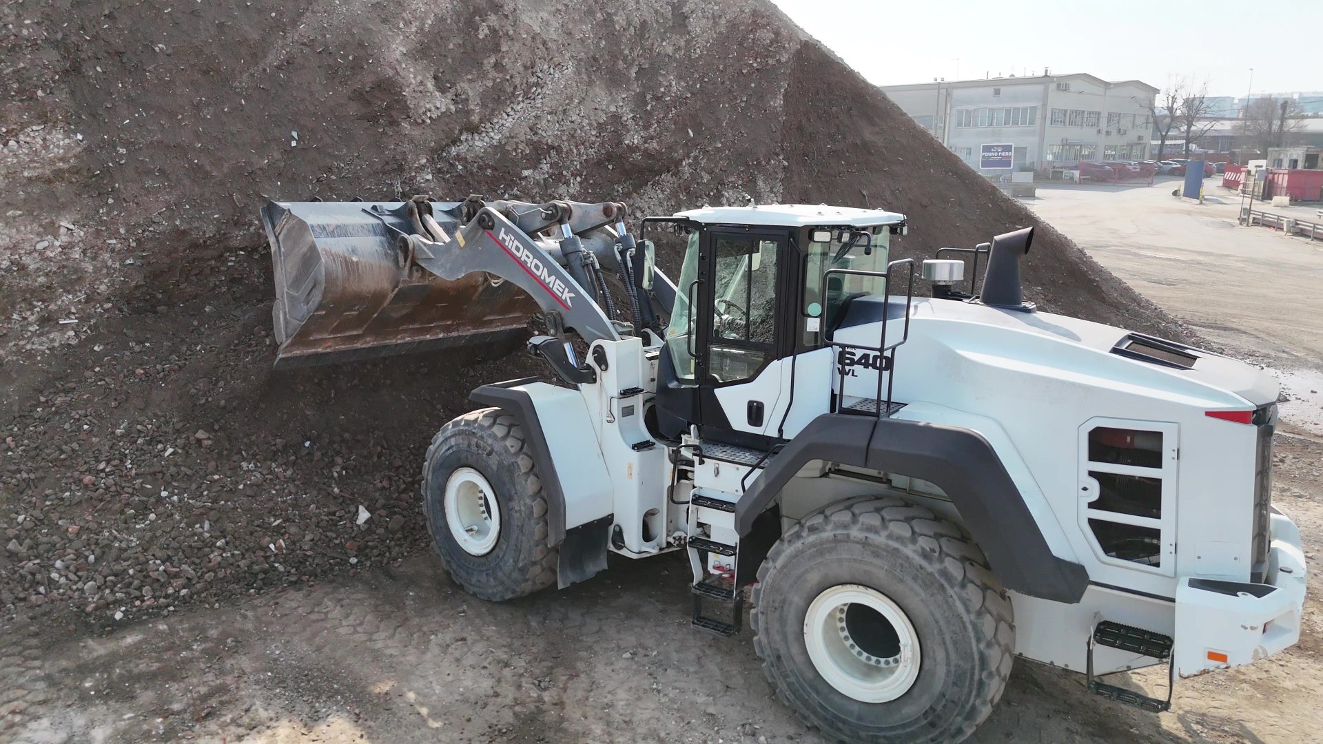 Hidromek ha segnato il suo ingresso nel mercato delle pale gommate con la HMK640 WL