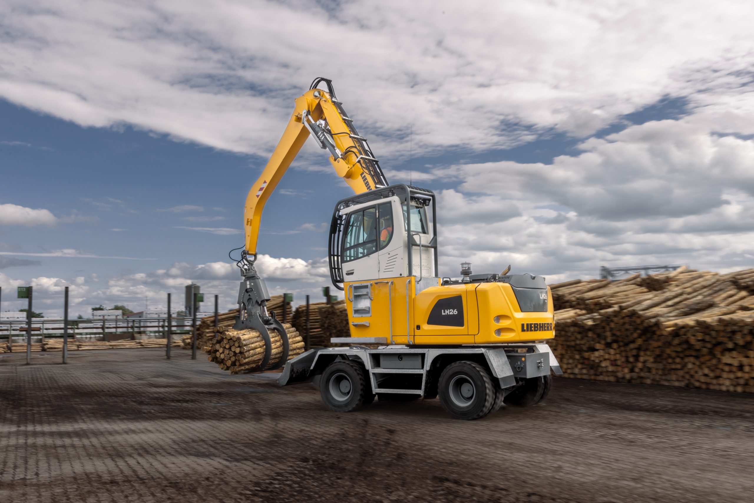 Il movimentatore industriale Liebherr LH26 M Timber è pensato per la movimentazione del legname