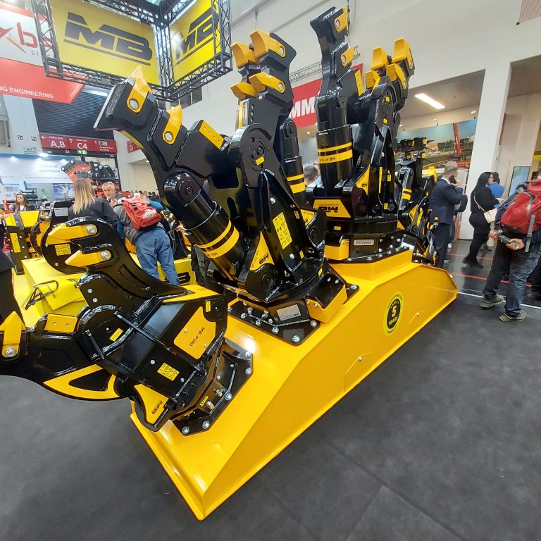 MB CRUSHER ha sviluppato la sua nuova gamma di pinze in due fasce di peso