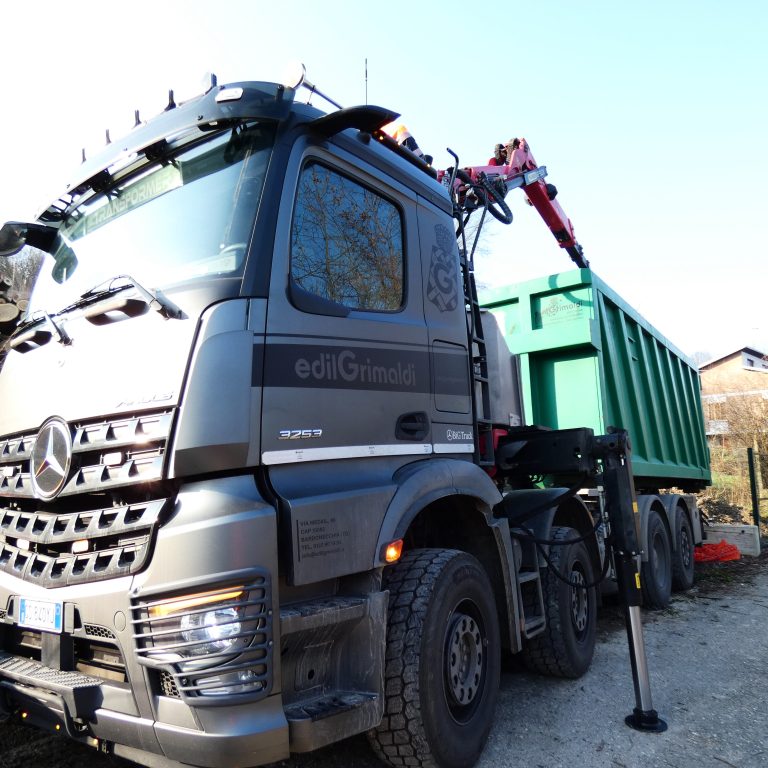 Edilgrimaldi ha installato la Epsilon Q170Z 95TR su un Mercedes Benz Arocs 8x2