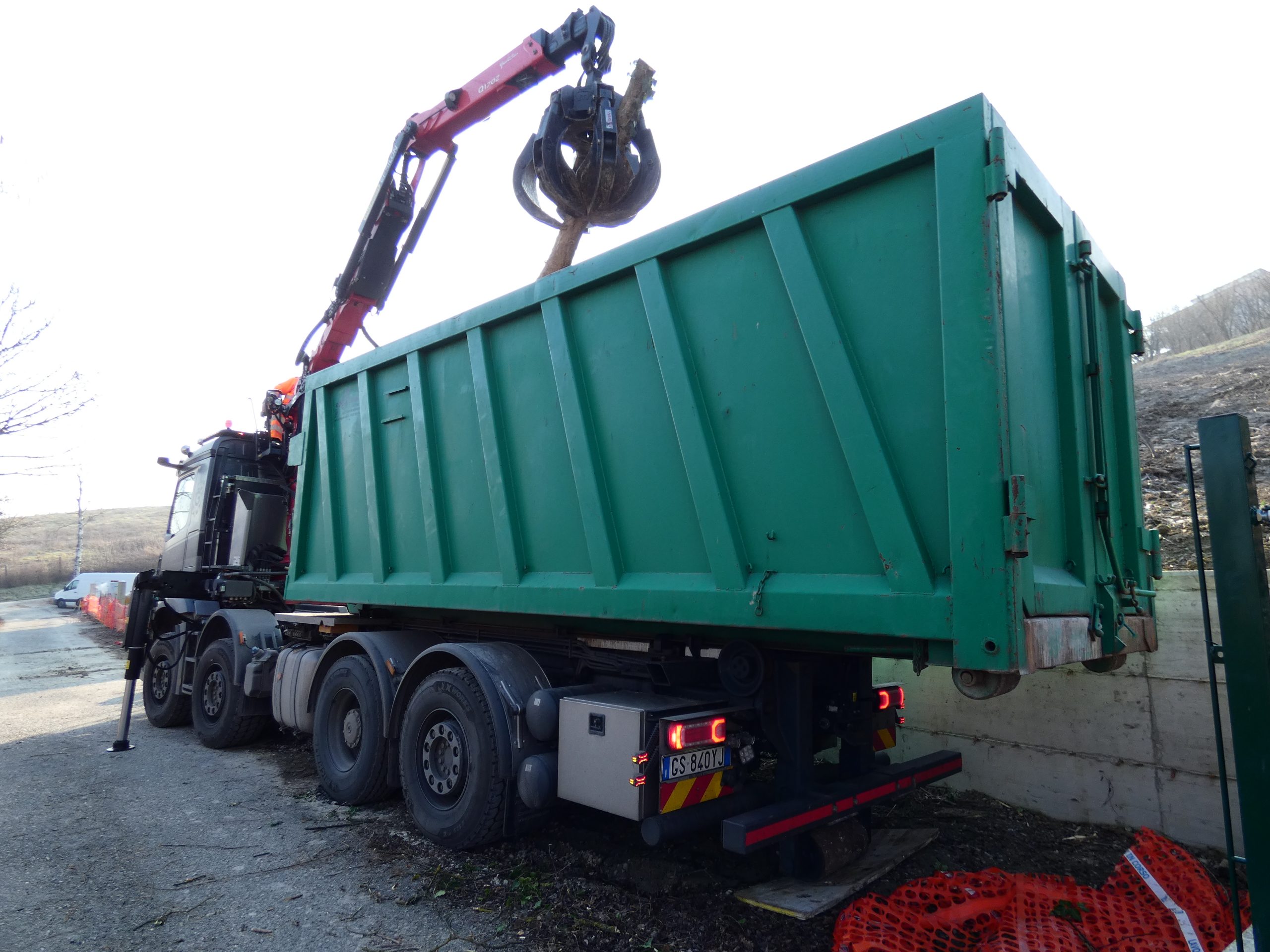 Edilgrimaldi impiega la Palfinger Epsilon Q170Z 95TR in sinergia con l'allestimento per casse scarrabili