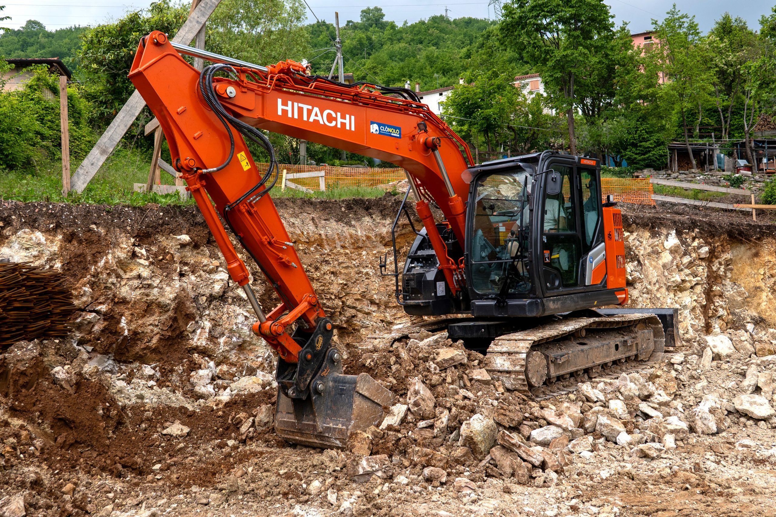 Hitachi è presente nella fascia degli short-radius da 15 tonnellate con il suo ZX135US-7