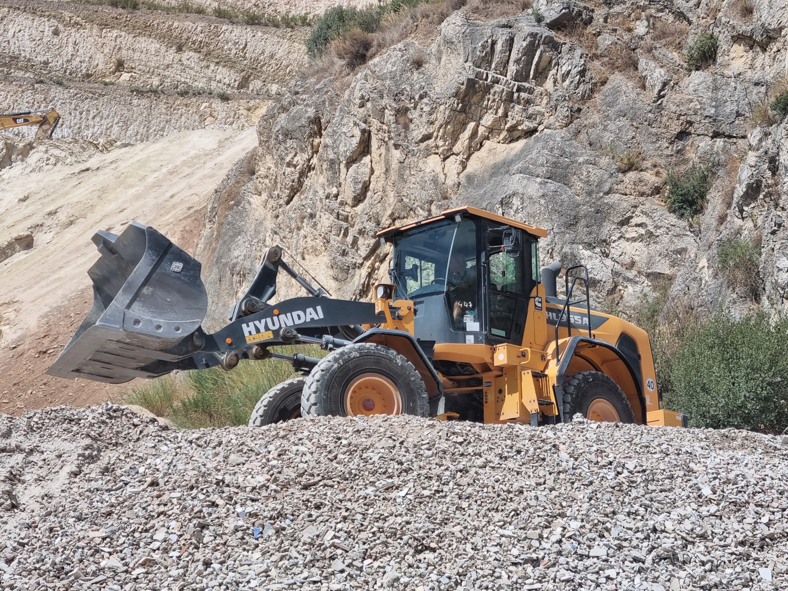 La Hyundai HL9055A è una pala gommata compatta e agile