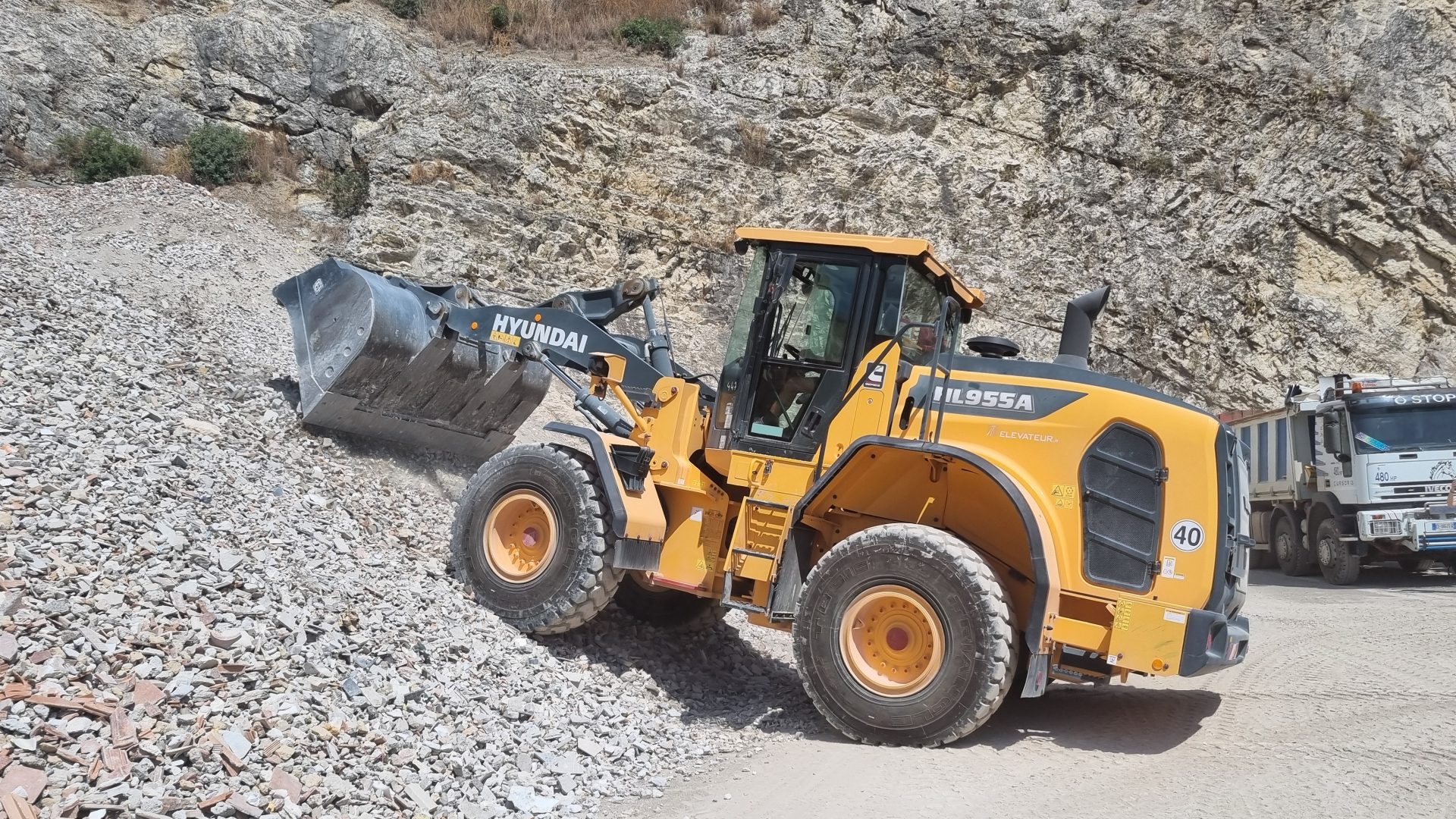 La logistica dell'impianto di riciclo della Apicella Srl è stata affidata alla Hyundai HL955A