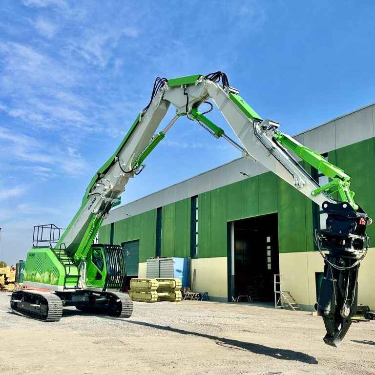 Settanta opera a 24,5 metri di altezza con un'attrezzatura da 3.000 kg