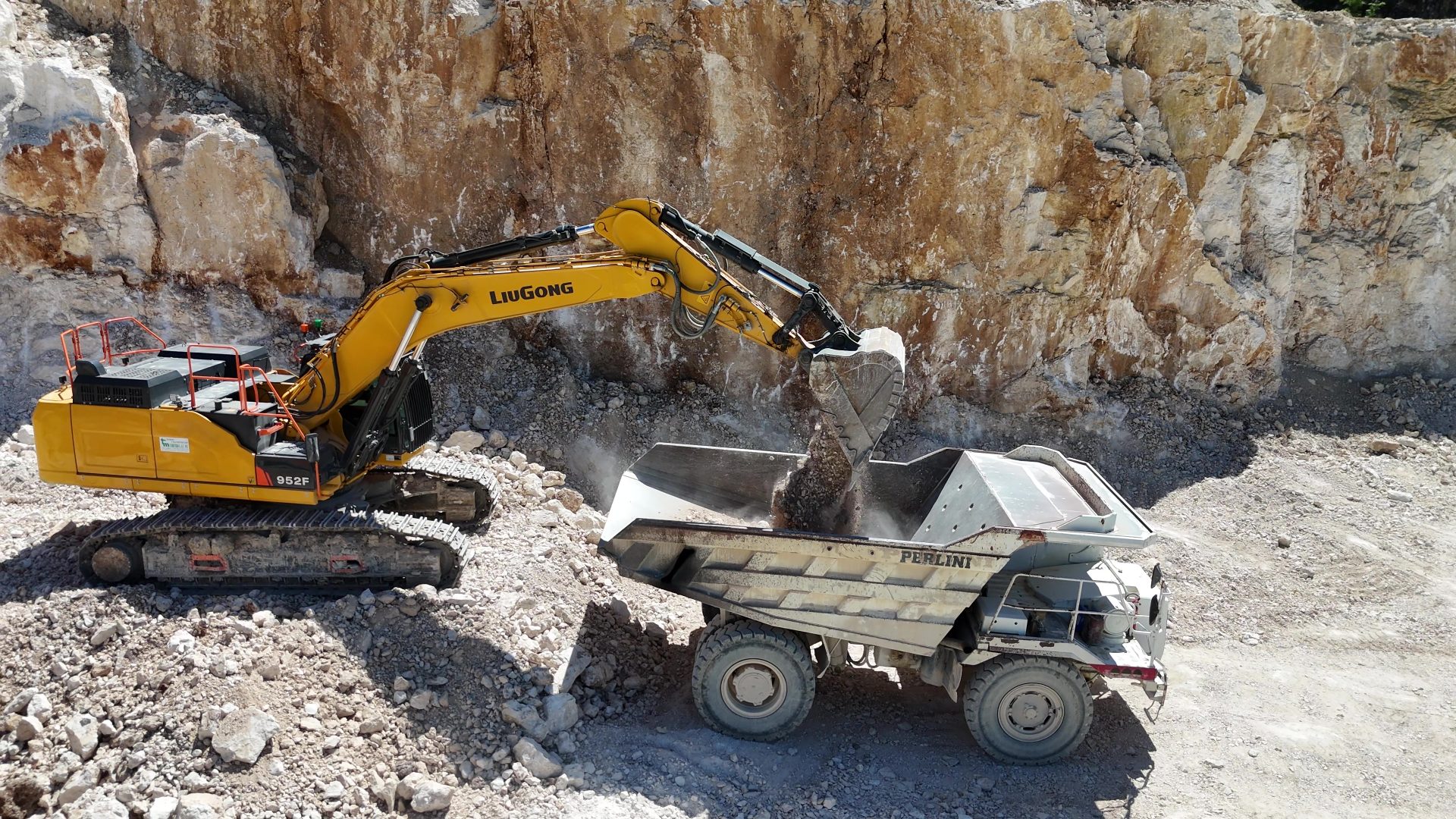 Il flusso di lavoro inizia con il 952F al carico dei dumper