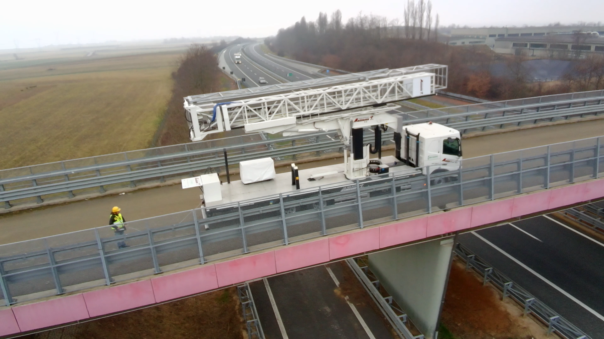 Massucco T. noleggia le piattaforme sottoponte per fornire un servizio a 360° alle imprese di settore