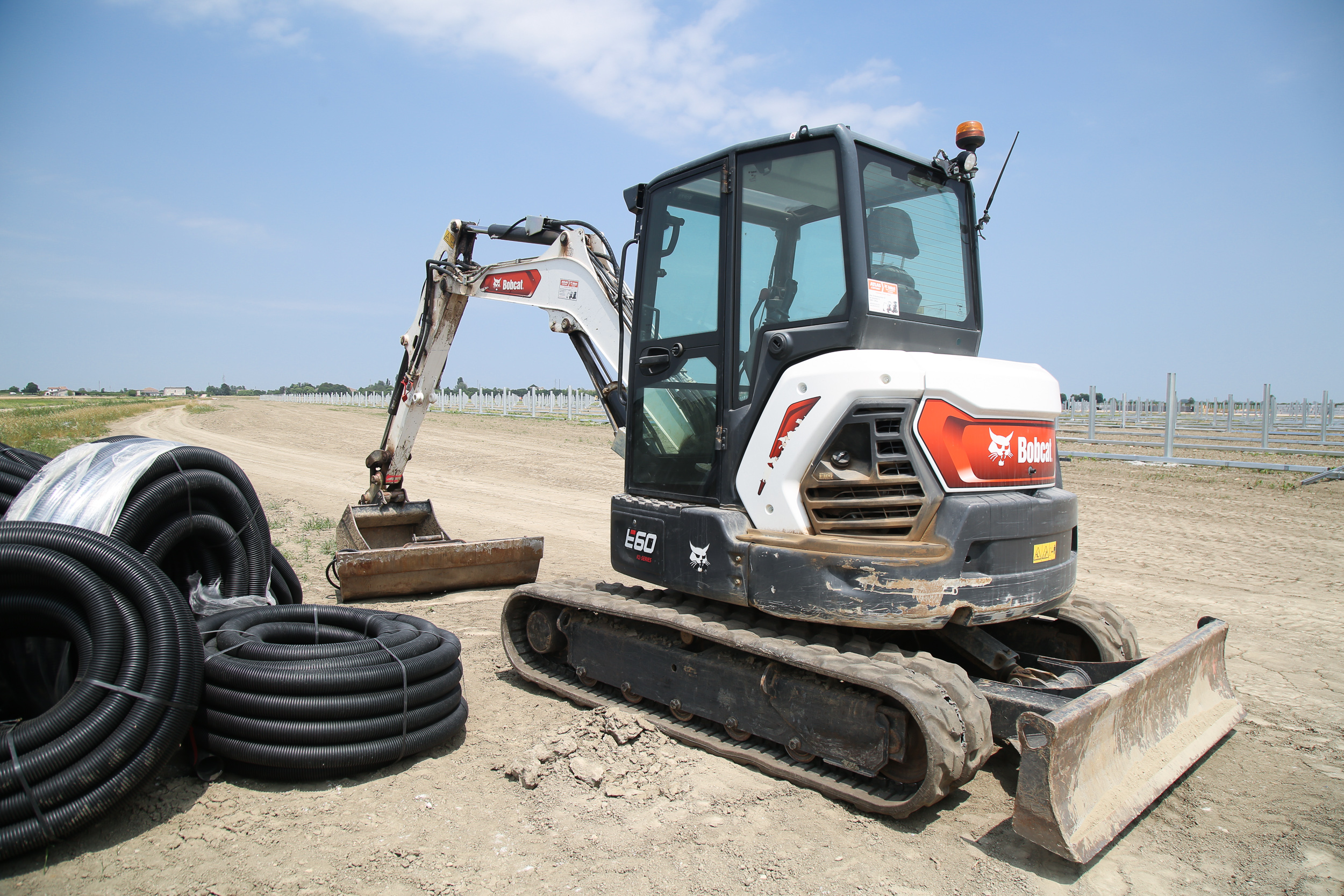 I miniescavatori Bobcat hanno scavato tutte le trincee per i cavidotti