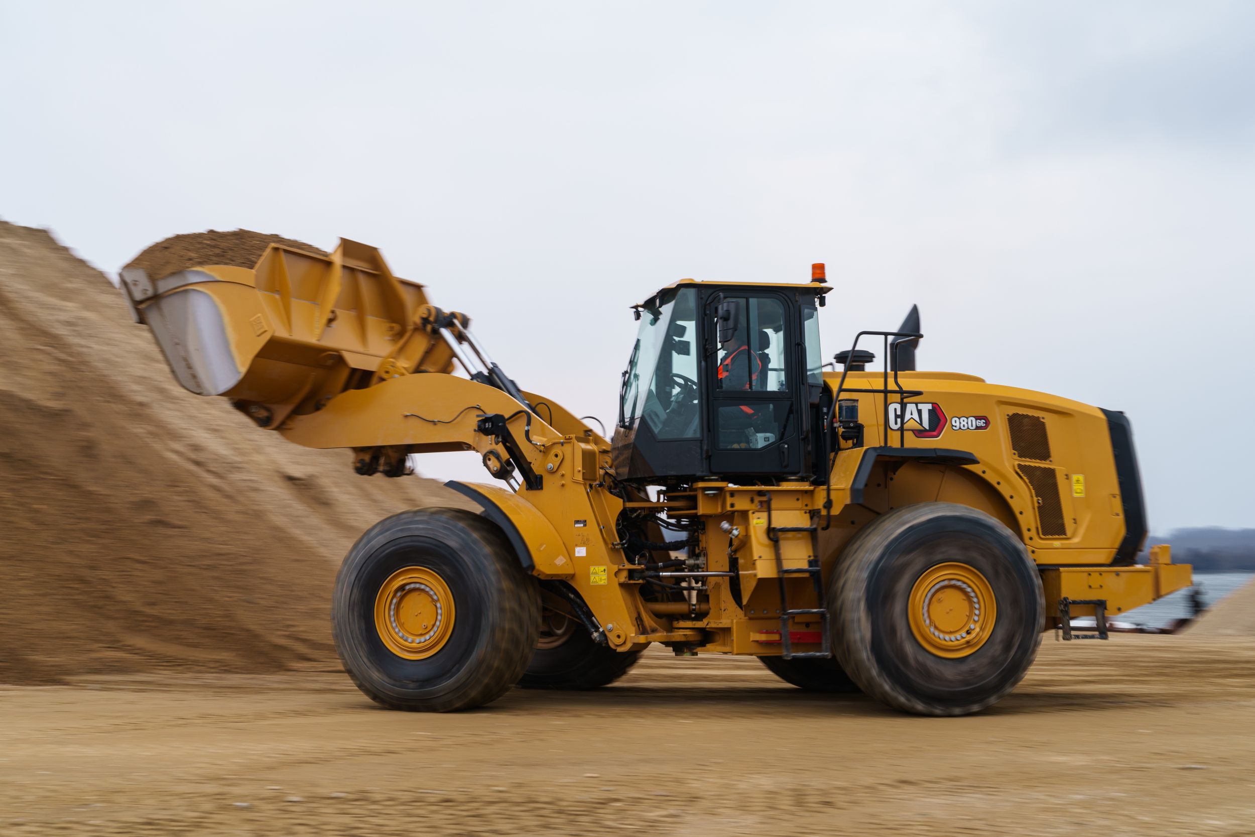 La Caterpillar 980GC ha una cabina pensata per agevolare l'operatore