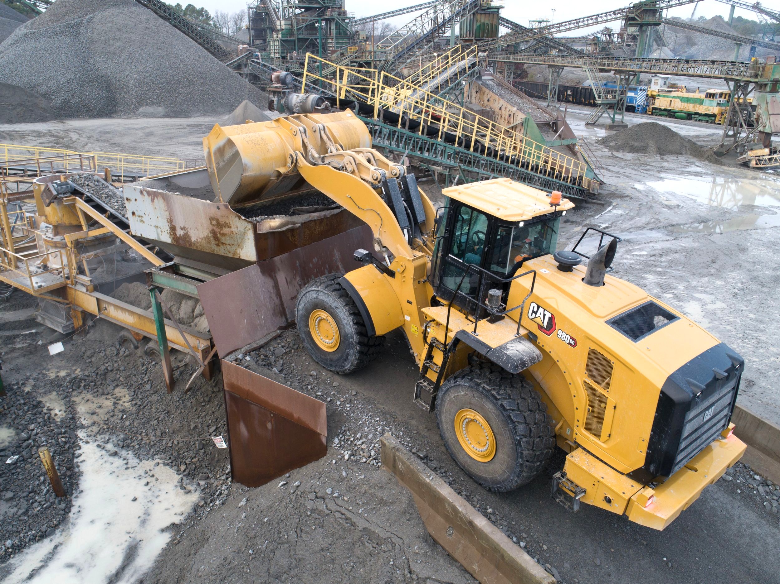 Caterpillar presenta al mercato la nuova pala gommata low-cost 980GC