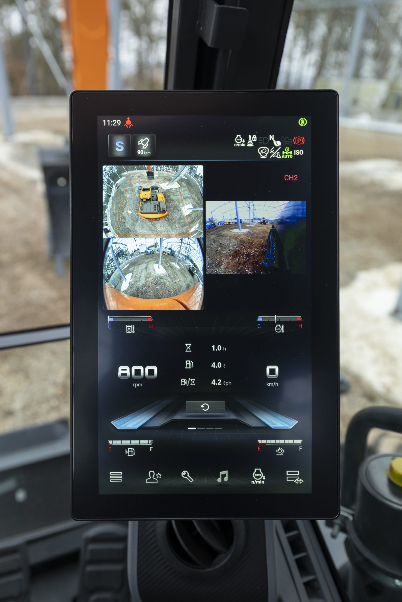 Il nuovo monitor dei gommati Develon Serie 7K rispetta la normativa EN474:2022
