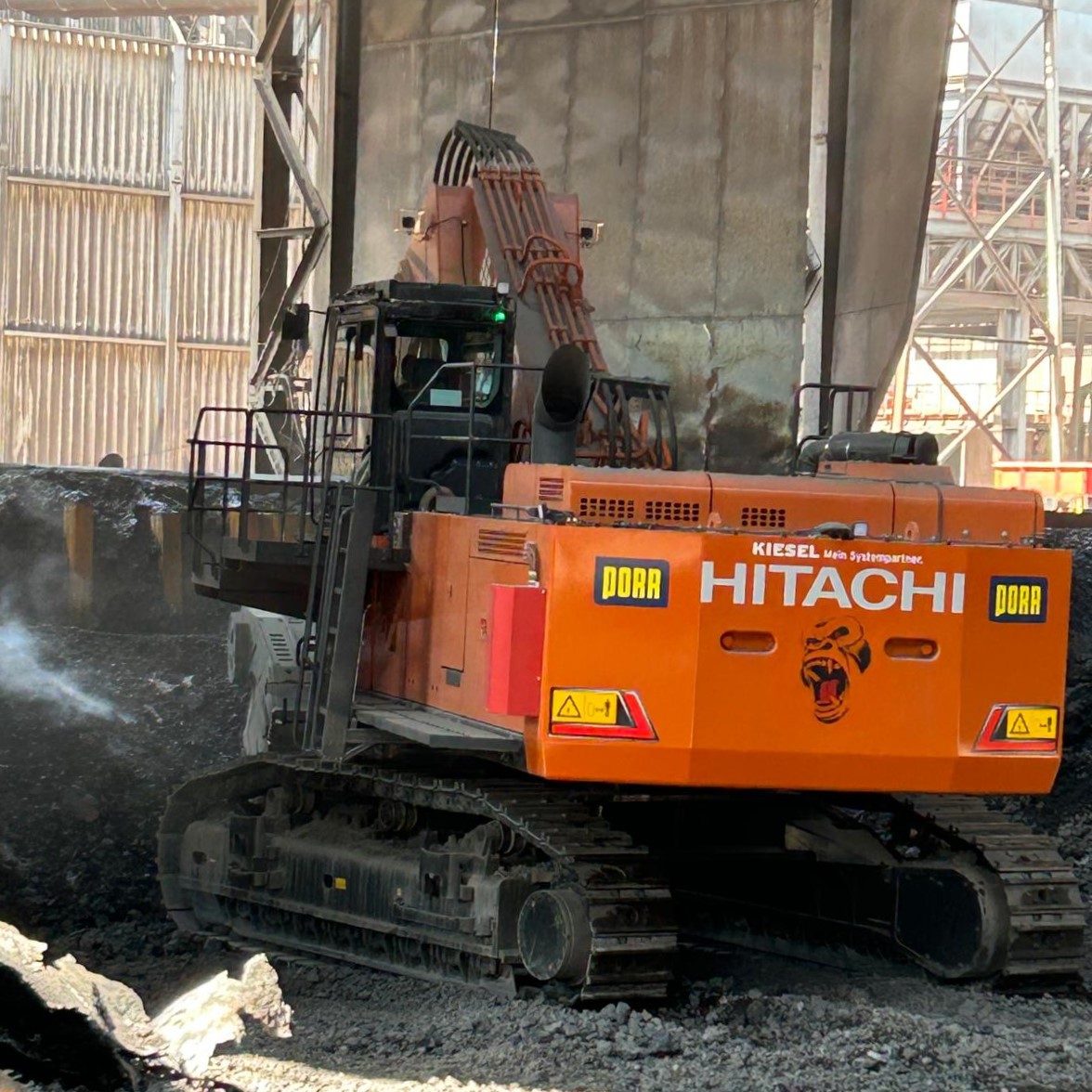 L'escavatore Hitachi ZX890LD-7 è stato preparato in modo specifico per questo impiego altamente gravoso