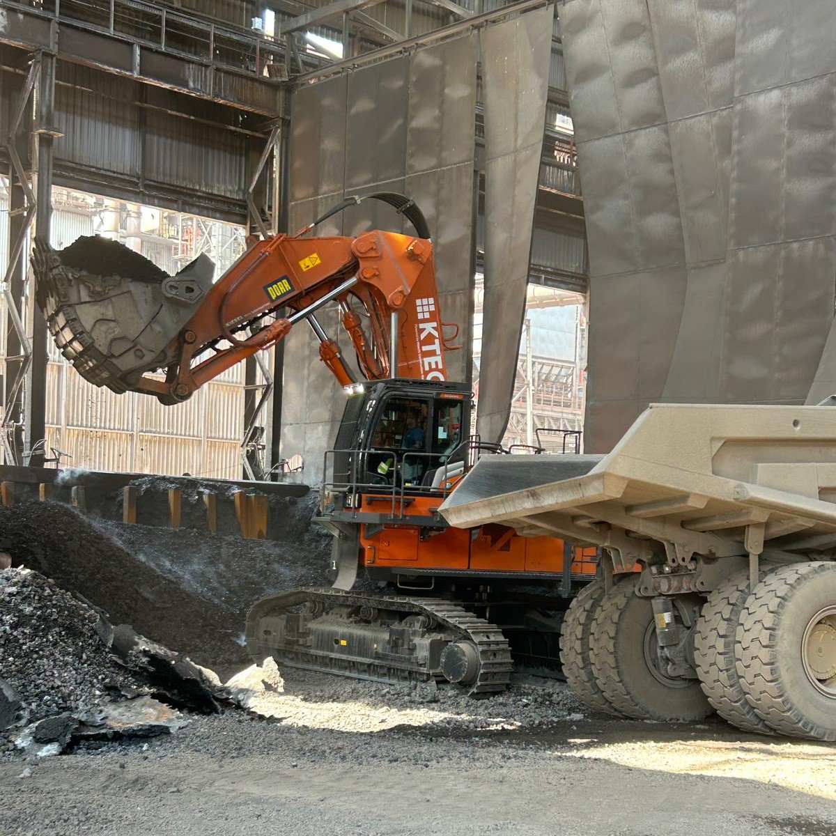 Hitachi è presente da sempre nei settori più gravosi della movimentazione dei materiali