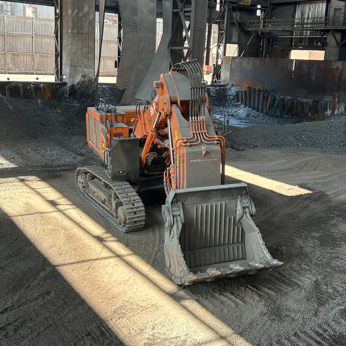 L'escavatore ZX890LD-7 opera nella rimozione delle scorie di altoforno