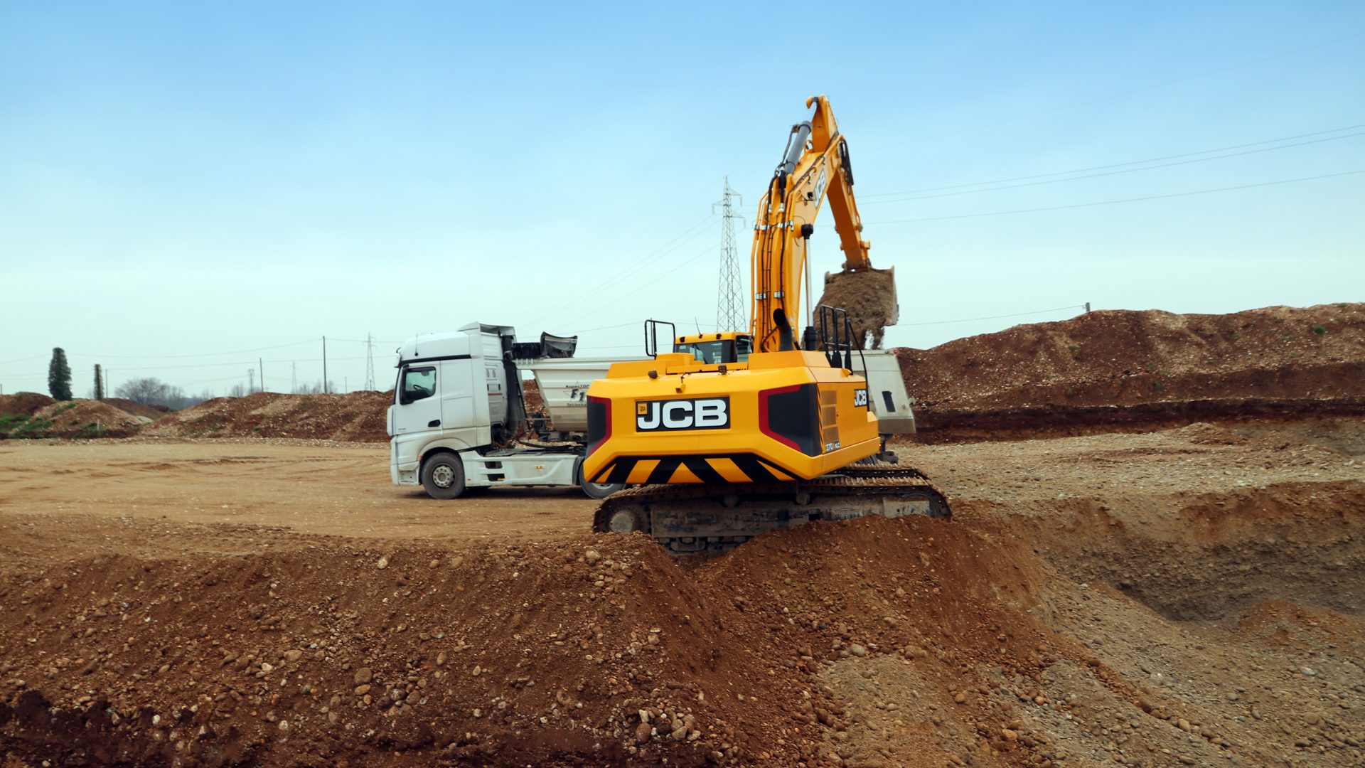 JCB, con il 370X NLC, entra nel mondo delle produzioni elevate ampliando il proprio target