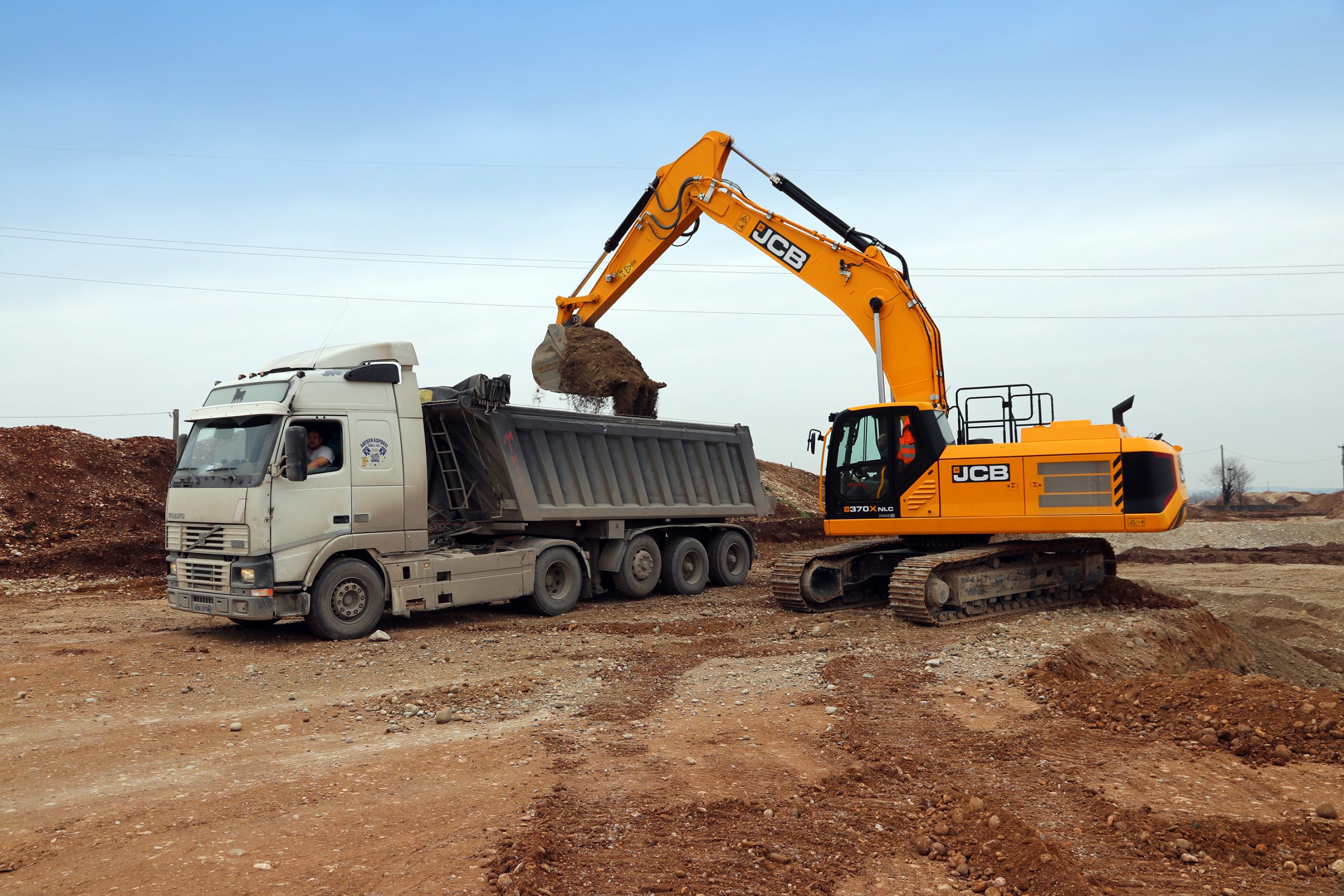 JCB è in azione in una cava Goito con il nuovo escavatore 370X NLC
