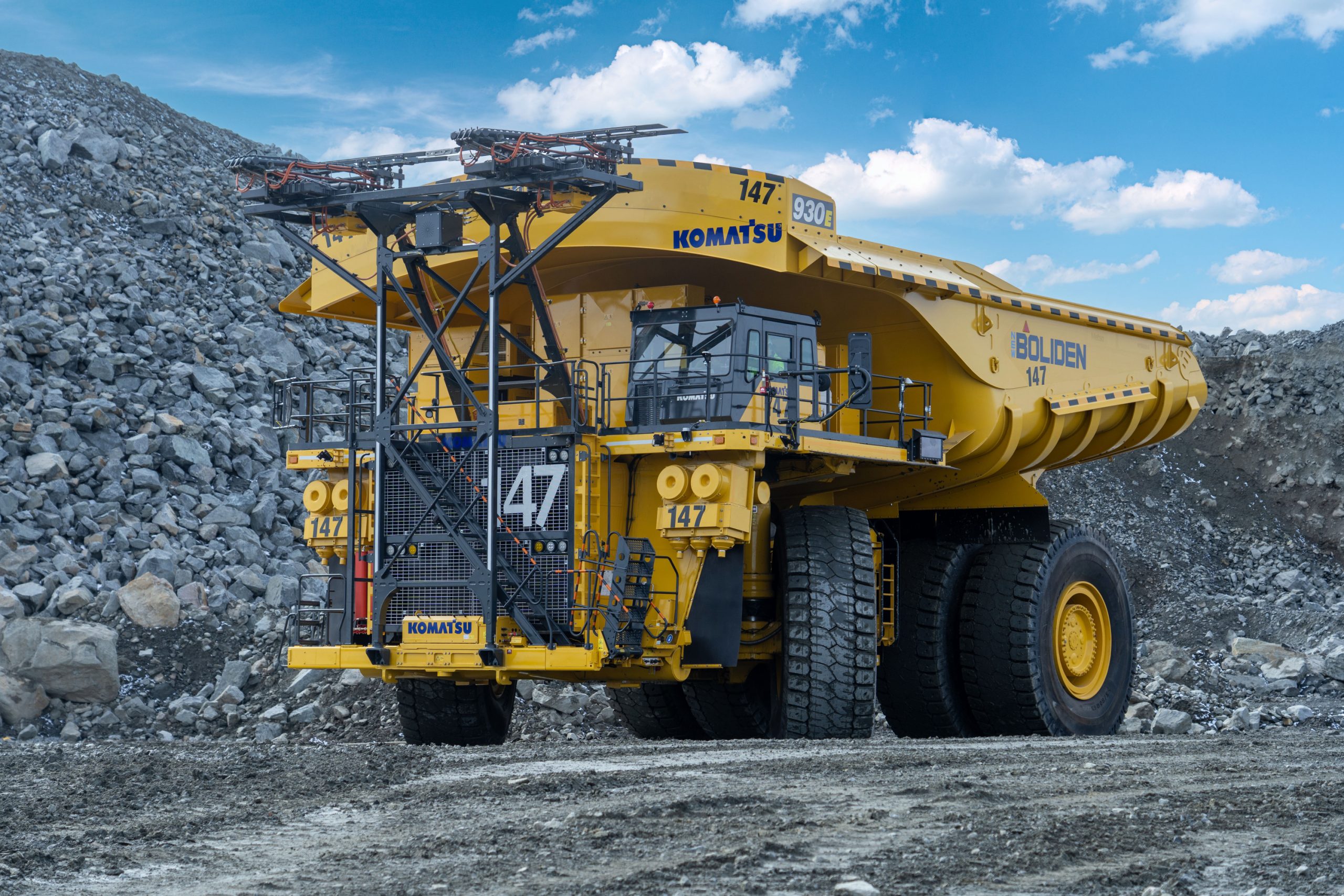 Il dumper 930E Power Agnostic opera sia in modalità diesel che elettrica tramite pantografo