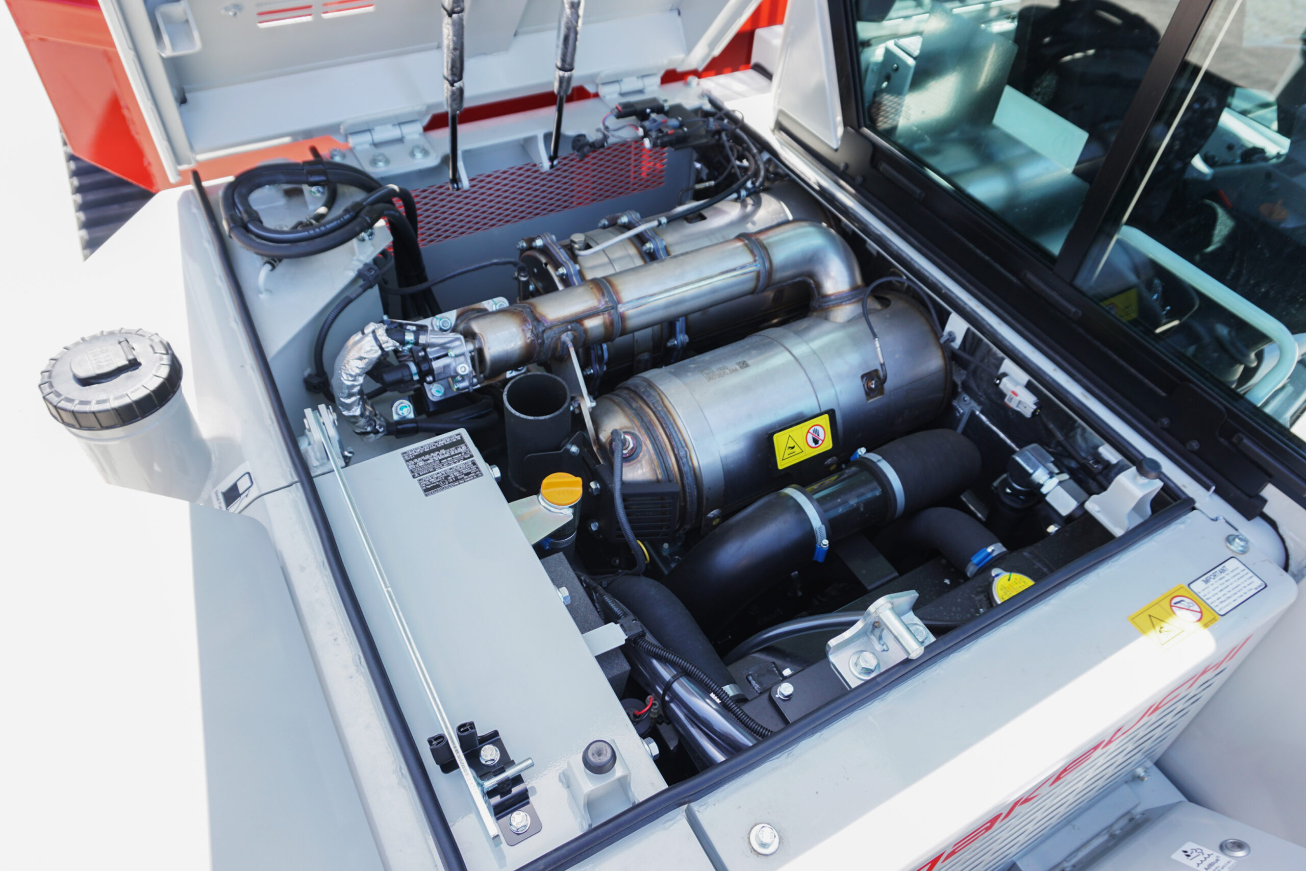 La motorizzazione del TCR50-3 è lo Yanmar 4TNV94FHT da 88,4 kW (118,5 cv) conforme allo standard EU Stage V