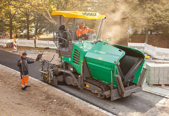 Vögele si presenta con la Super 1300-5e per i cantieri urbani