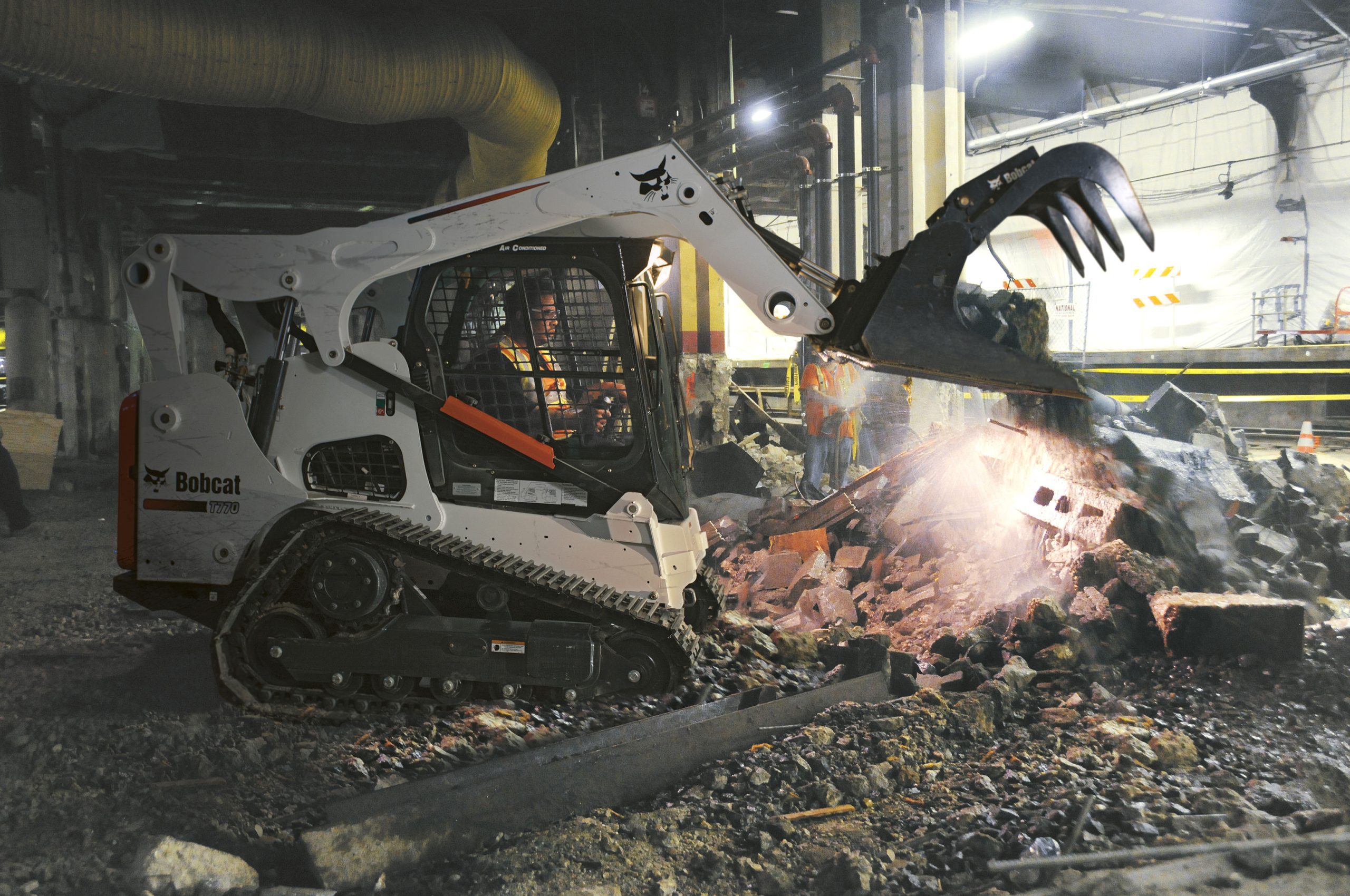 Le benne con pinza della Bobcat si adattano perfettamente ai cantieri di demolizione