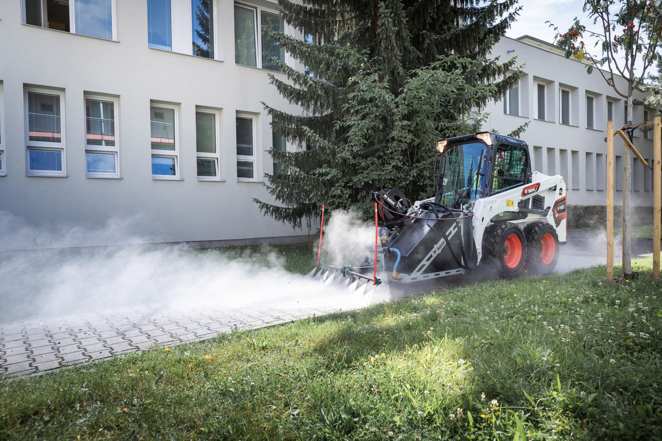 La rimozione delle erbe sulla pavimentazione è più semplice con le idropulitrici Bobcat