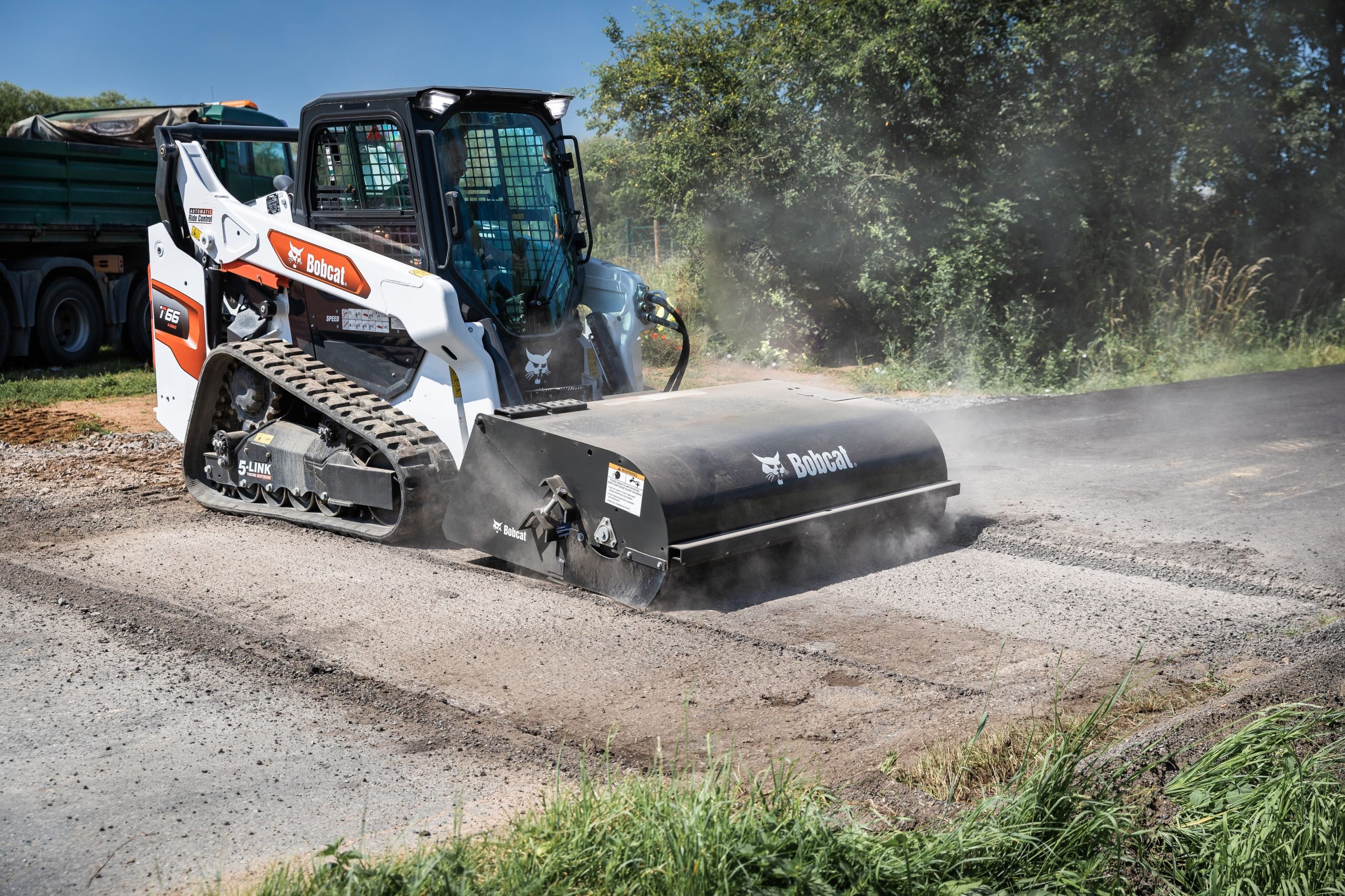 Bobcat ha ampliato la sua gamma di spazzatrici con benna di raccolta