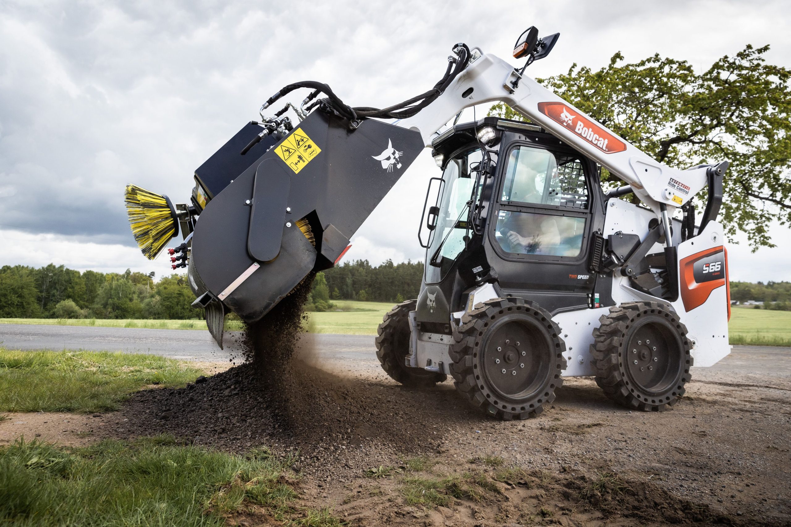 Bobcat consente di razionalizzare i cantieri stradali con le spazzatrici dotate di benna di raccolta