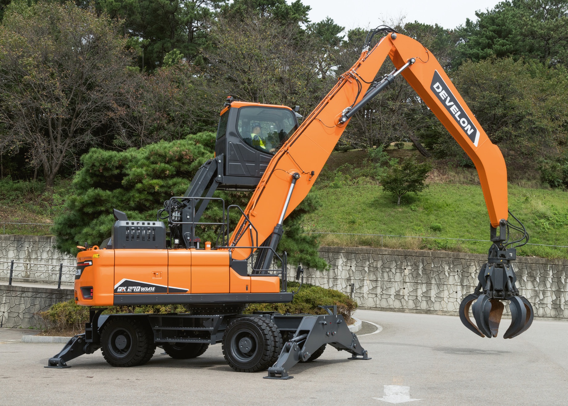 DEVELON ha oggi un'ampia gamma di material handler