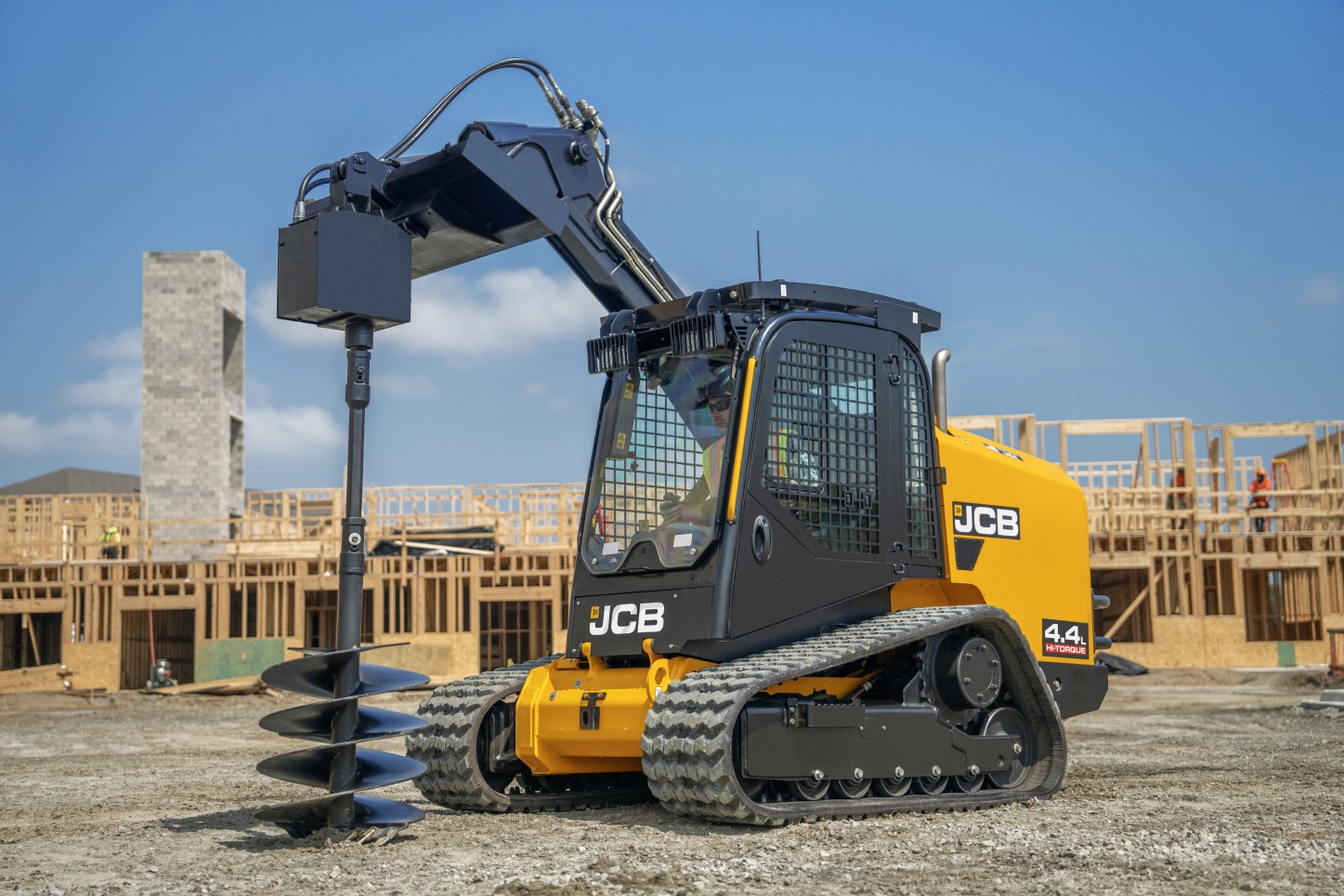JCB entra nel mercato con la 400T che combatte ad armi pari con i big del settore